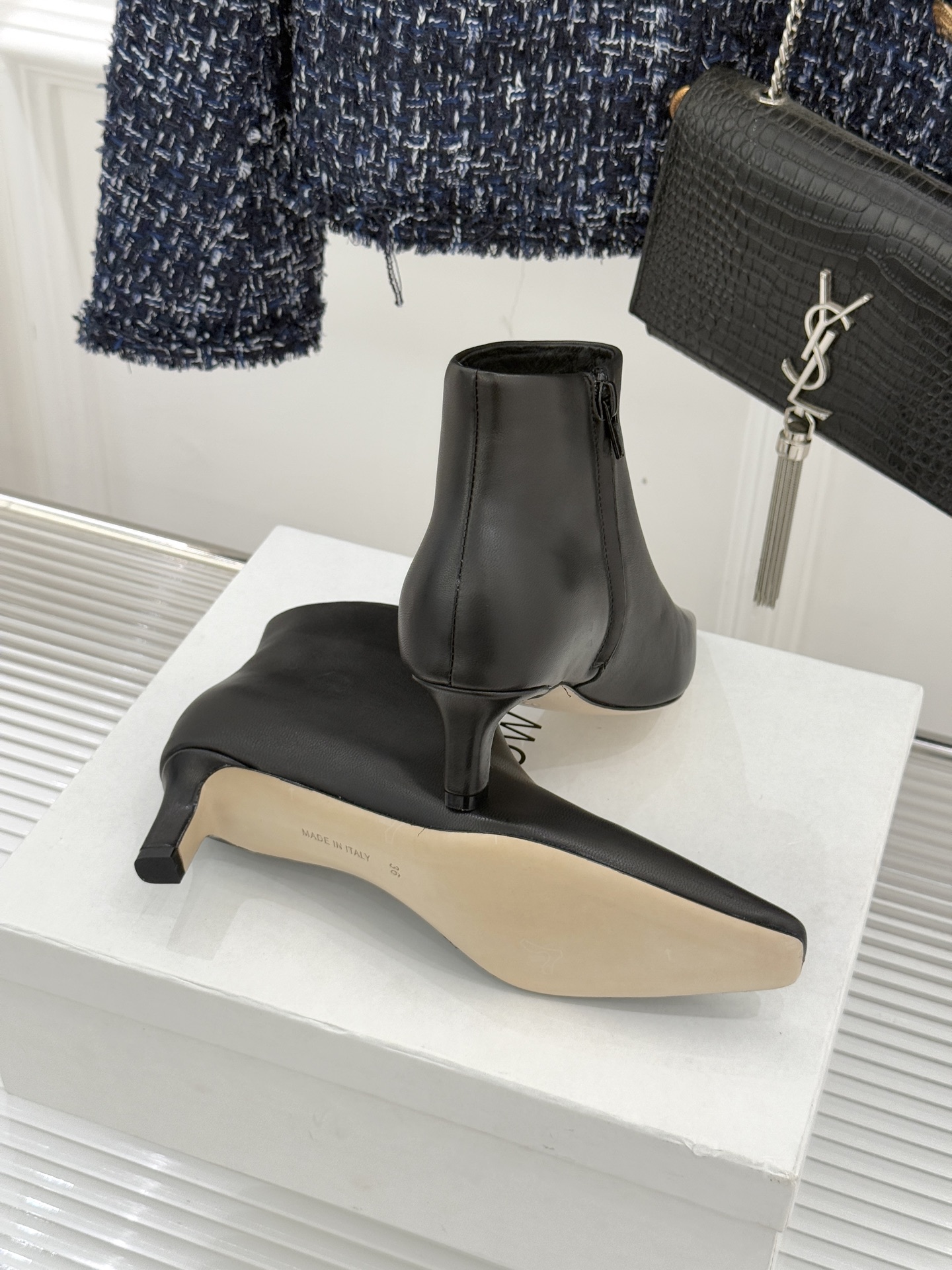 The Row25WF新品复古小方头侧拉链猫跟短靴以“少即是多”的设计哲学为骨将复古底蕴与现代优雅织入靴