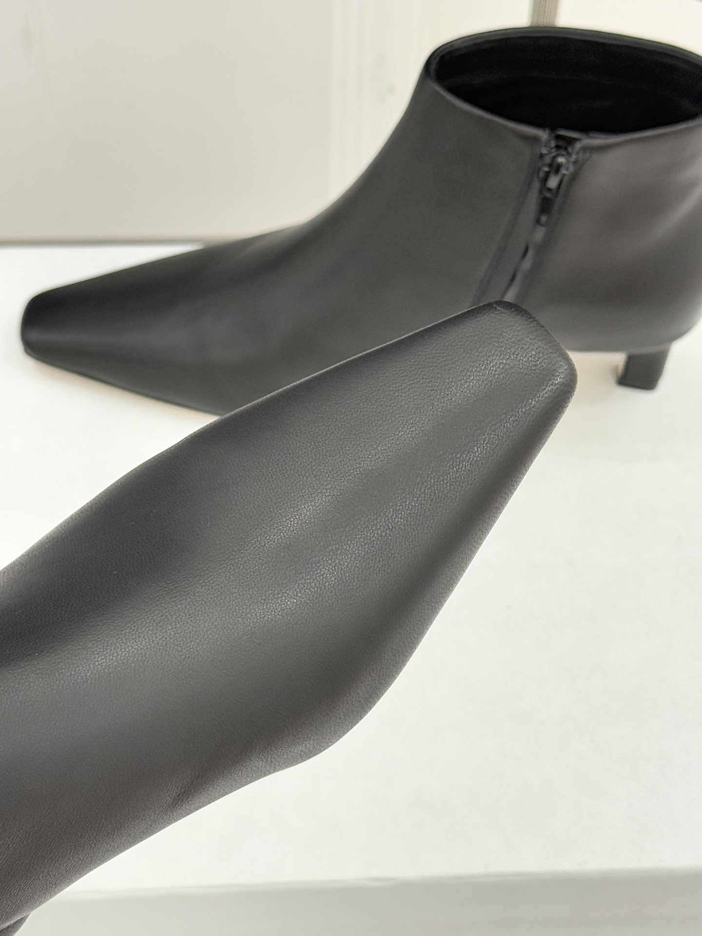 The Row25WF新品复古小方头侧拉链猫跟短靴以“少即是多”的设计哲学为骨将复古底蕴与现代优雅织入靴