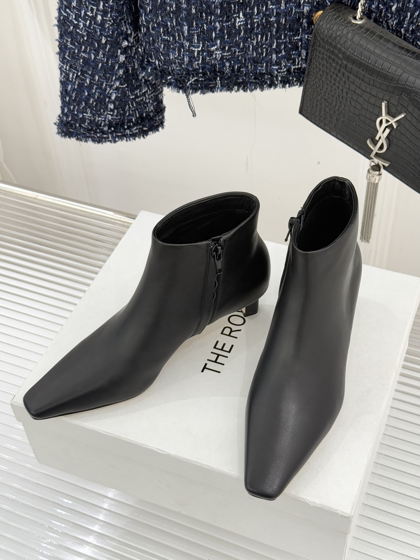 The Row25WF新品复古小方头侧拉链猫跟短靴以“少即是多”的设计哲学为骨将复古底蕴与现代优雅织入靴