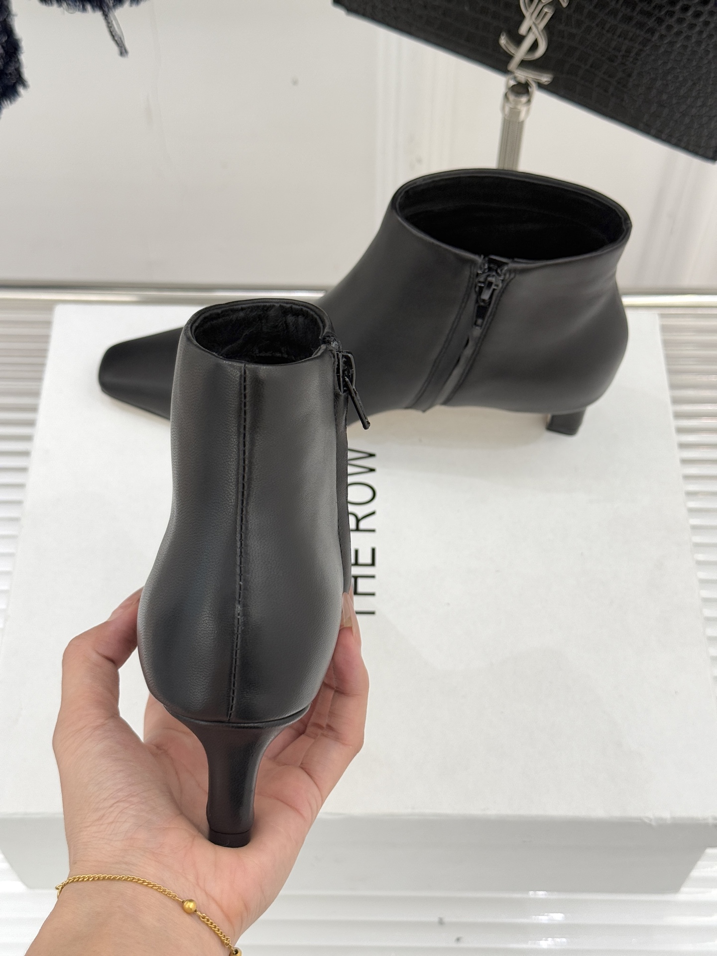 The Row25WF新品复古小方头侧拉链猫跟短靴以“少即是多”的设计哲学为骨将复古底蕴与现代优雅织入靴