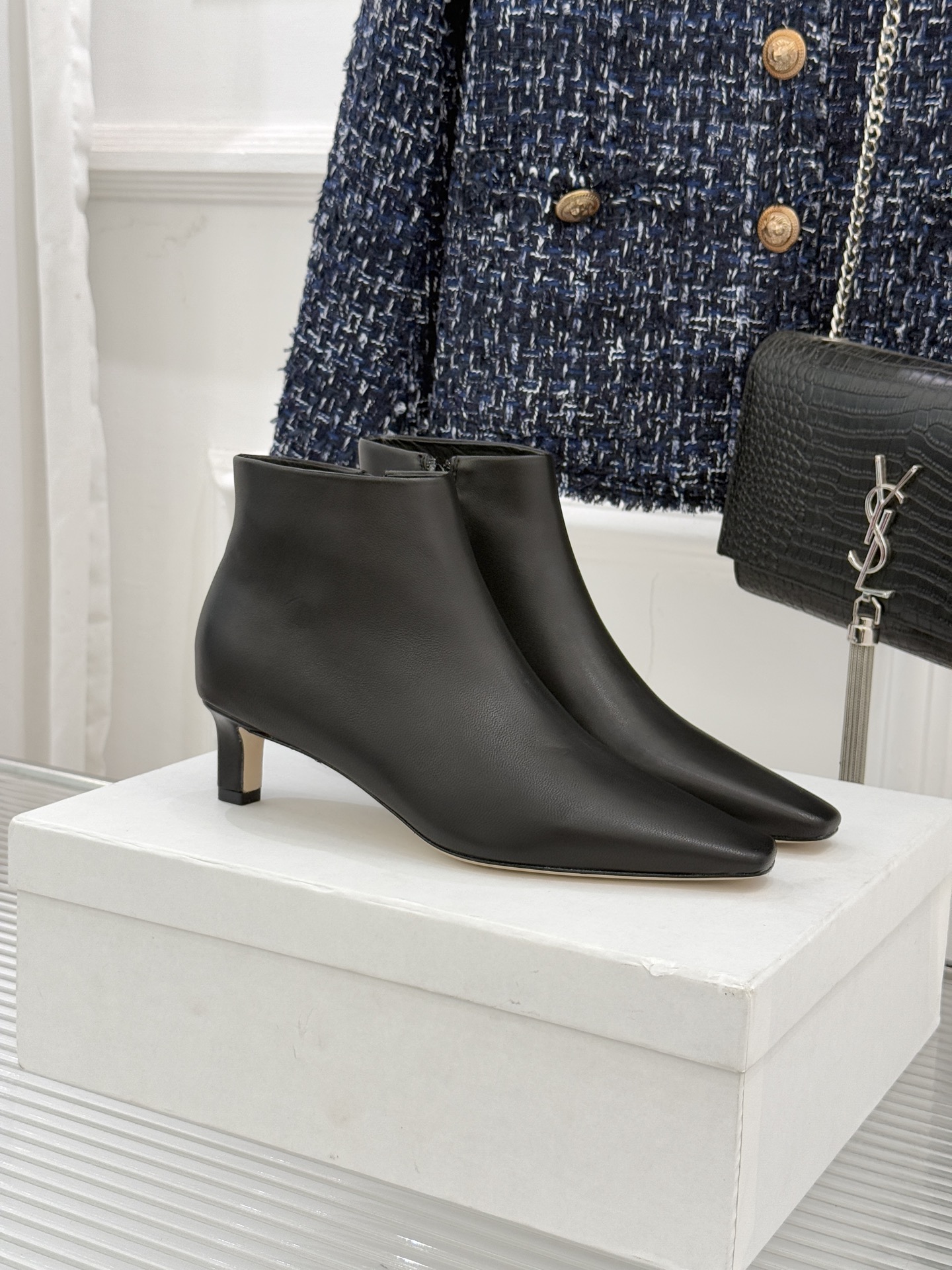 The Row25WF新品复古小方头侧拉链猫跟短靴以“少即是多”的设计哲学为骨将复古底蕴与现代优雅织入靴