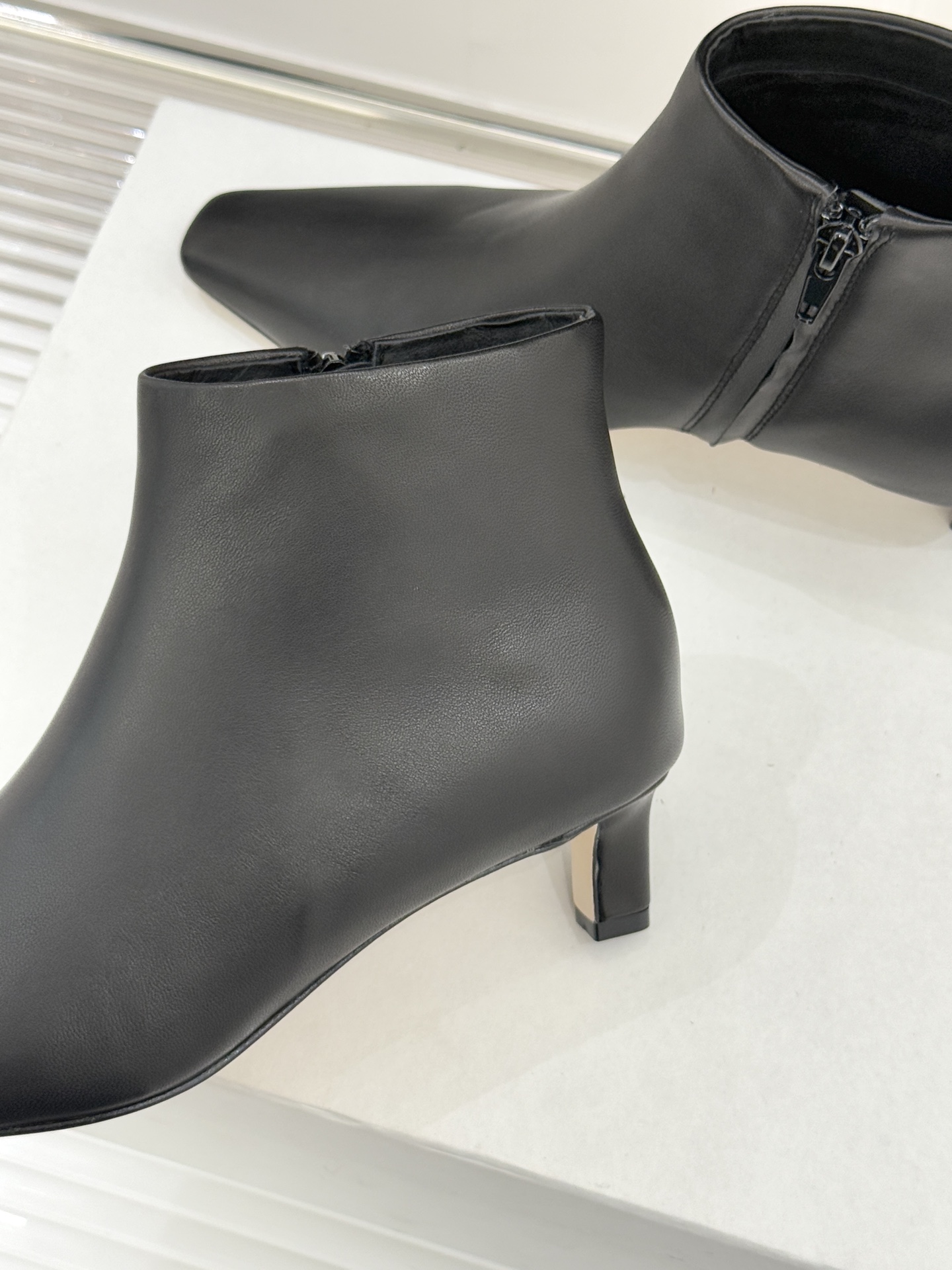 The Row25WF新品复古小方头侧拉链猫跟短靴以“少即是多”的设计哲学为骨将复古底蕴与现代优雅织入靴