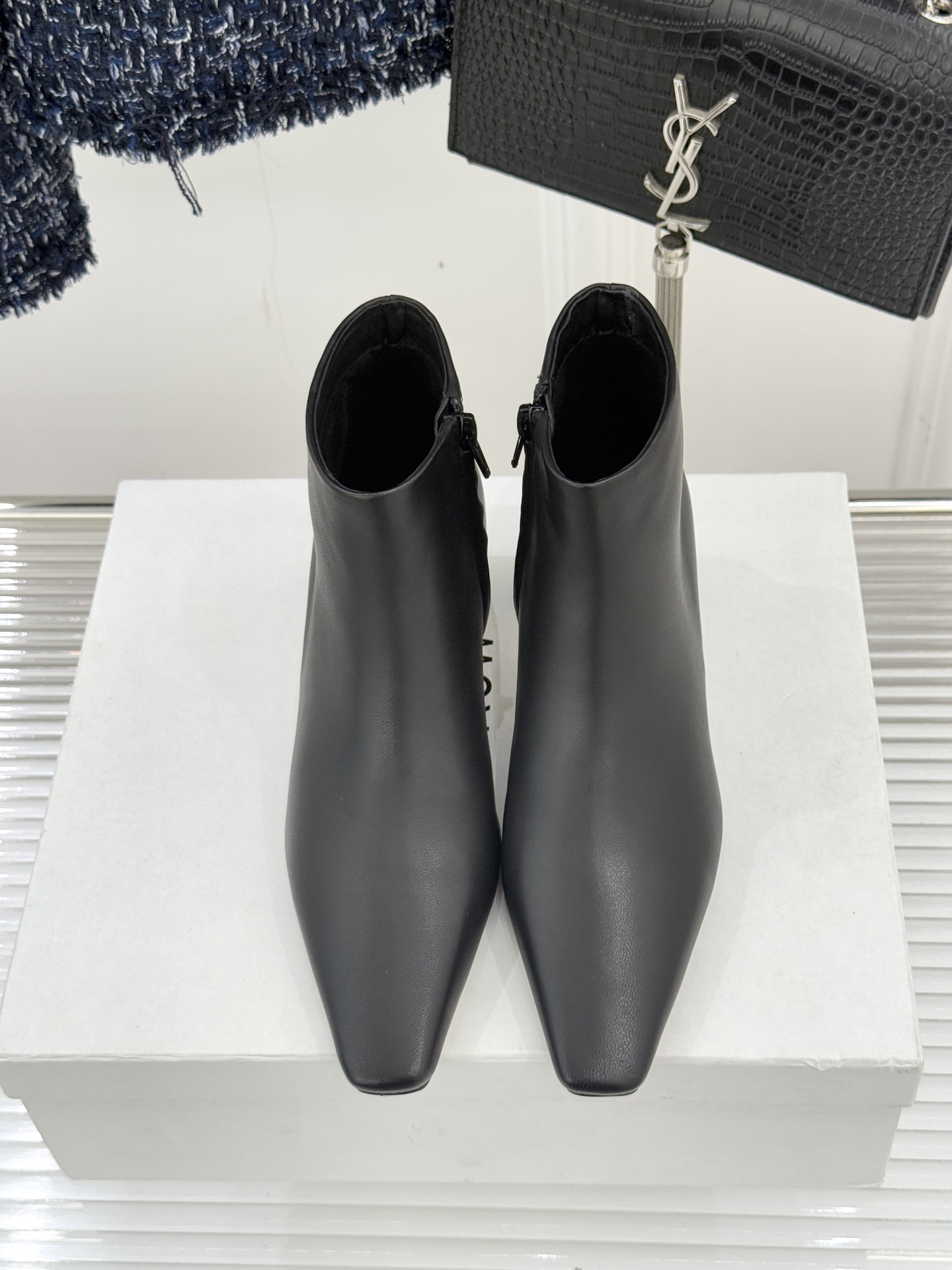 The Row25WF新品复古小方头侧拉链猫跟短靴以“少即是多”的设计哲学为骨将复古底蕴与现代优雅织入靴