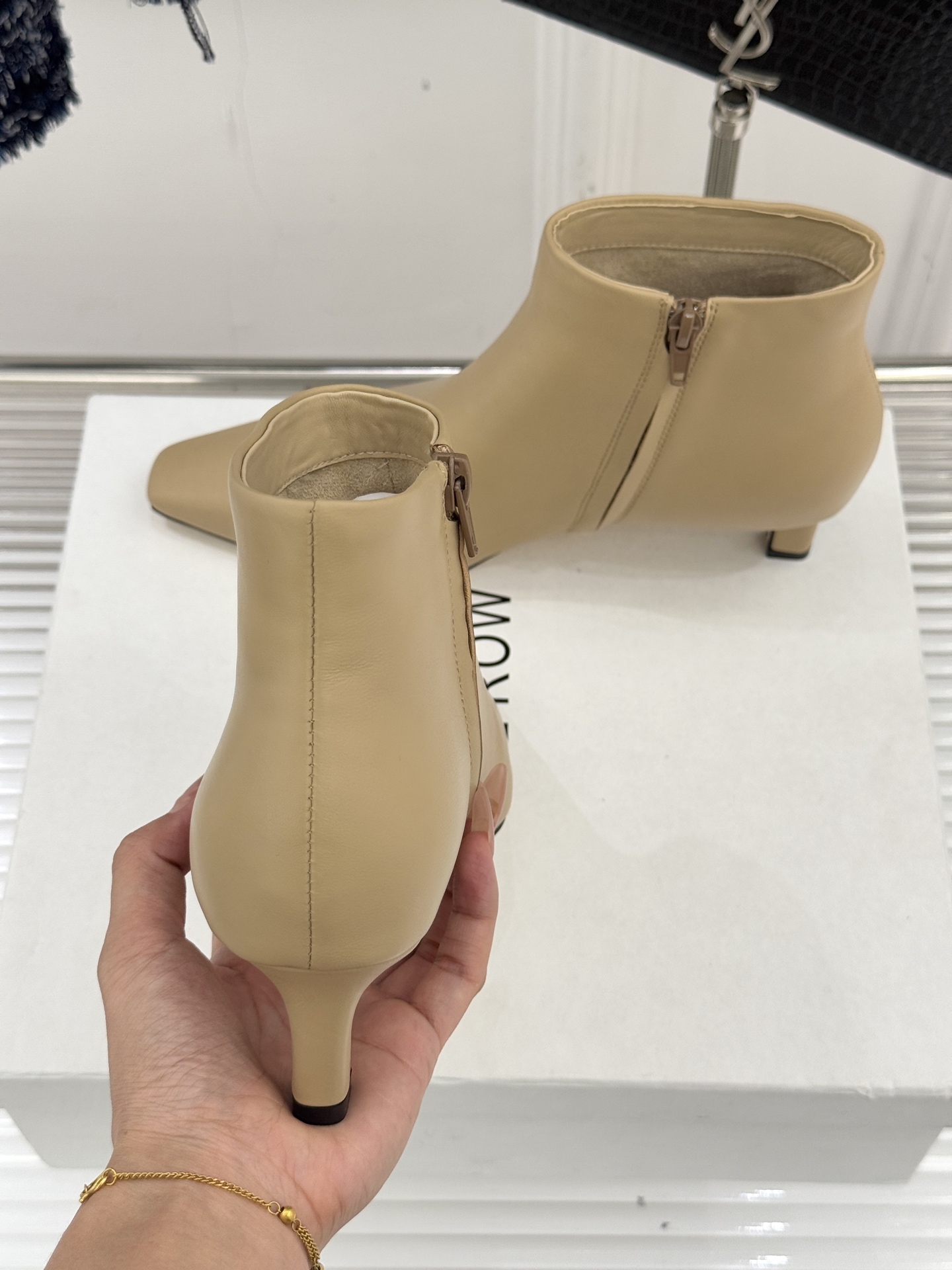 The Row25WF新品复古小方头侧拉链猫跟短靴以“少即是多”的设计哲学为骨将复古底蕴与现代优雅织入靴