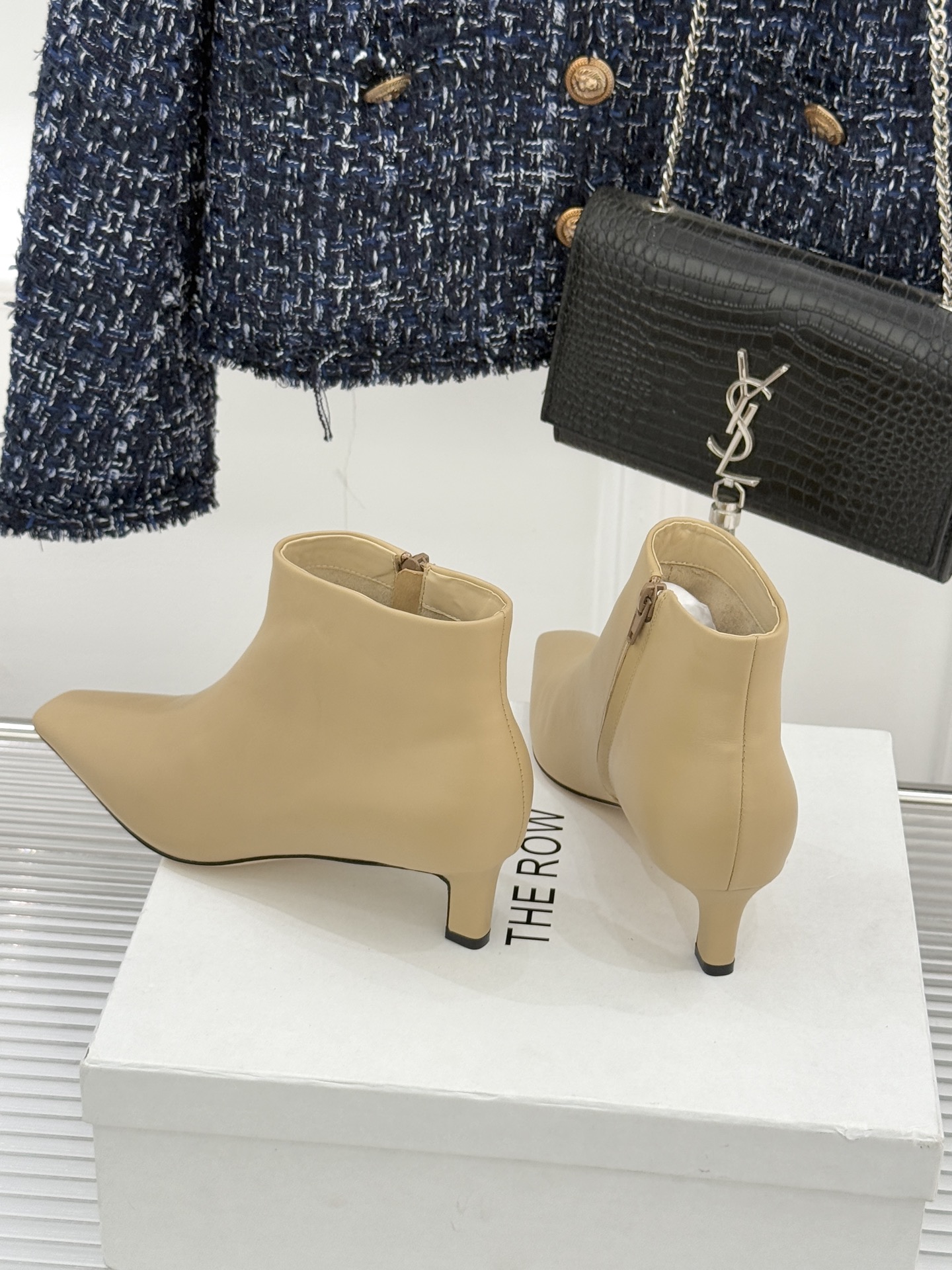 The Row25WF新品复古小方头侧拉链猫跟短靴以“少即是多”的设计哲学为骨将复古底蕴与现代优雅织入靴