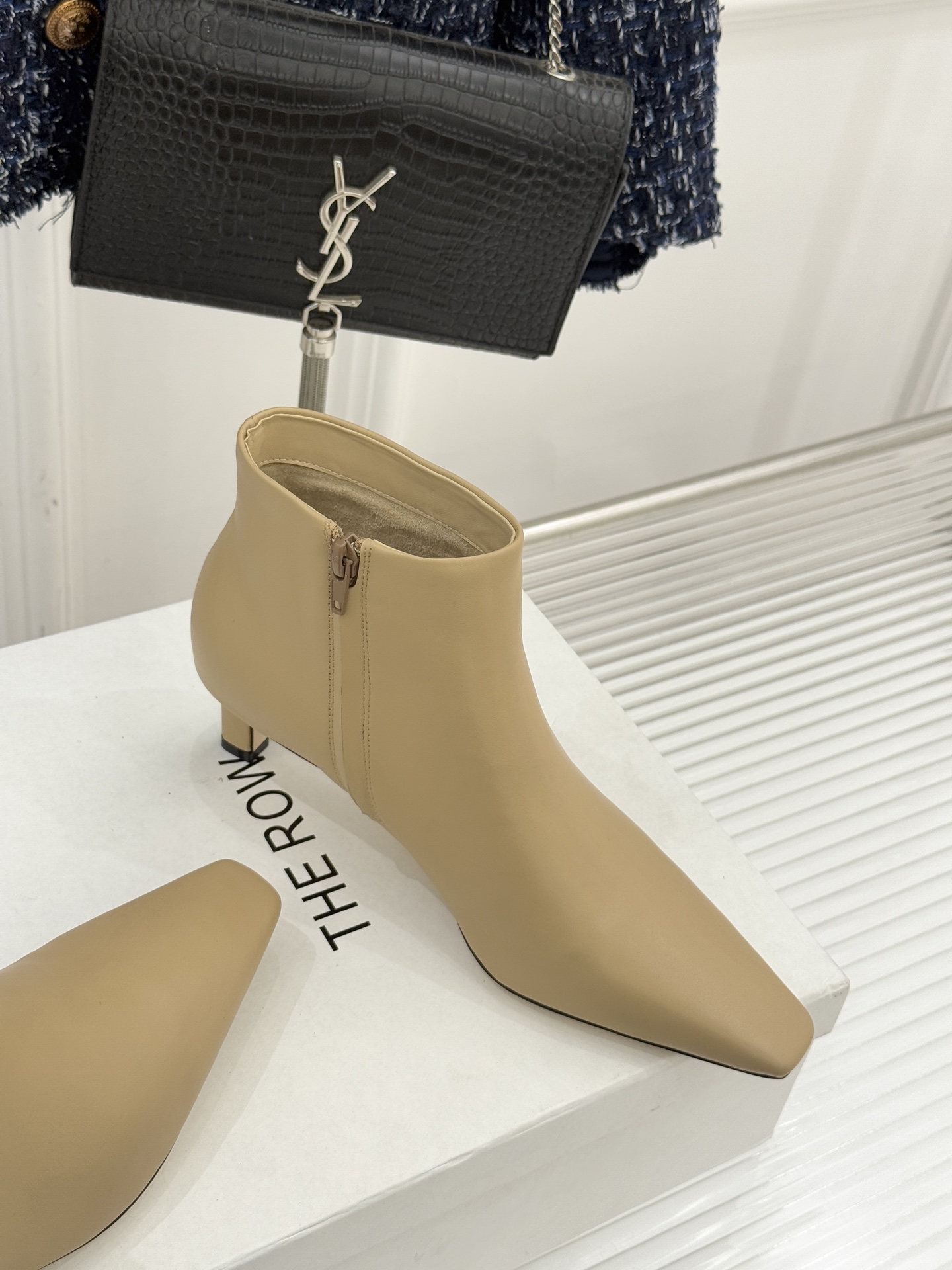 The Row25WF新品复古小方头侧拉链猫跟短靴以“少即是多”的设计哲学为骨将复古底蕴与现代优雅织入靴