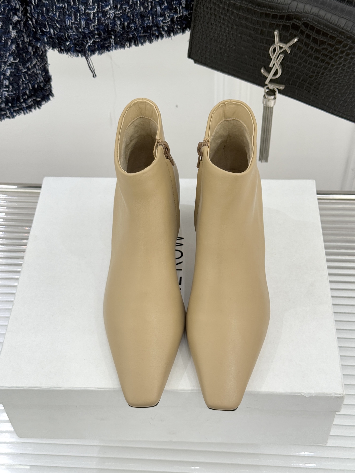 The Row25WF新品复古小方头侧拉链猫跟短靴以“少即是多”的设计哲学为骨将复古底蕴与现代优雅织入靴