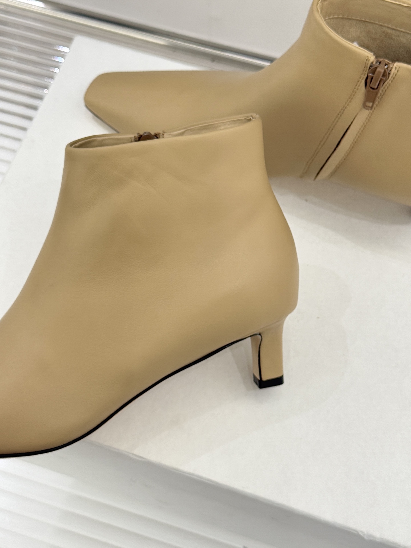 The Row25WF新品复古小方头侧拉链猫跟短靴以“少即是多”的设计哲学为骨将复古底蕴与现代优雅织入靴