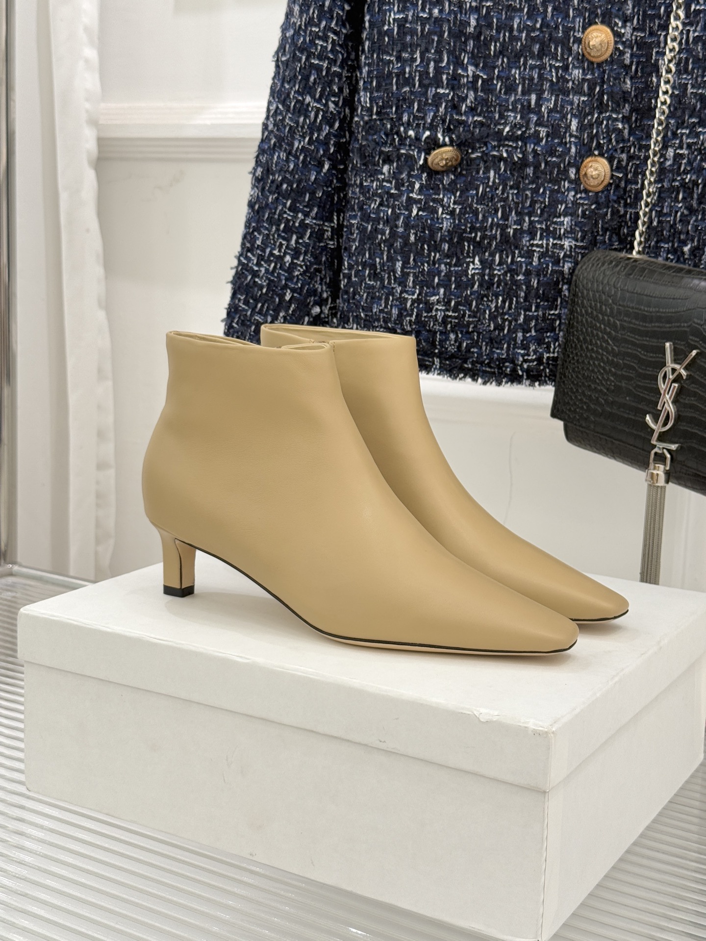 The Row25WF新品复古小方头侧拉链猫跟短靴以“少即是多”的设计哲学为骨将复古底蕴与现代优雅织入靴