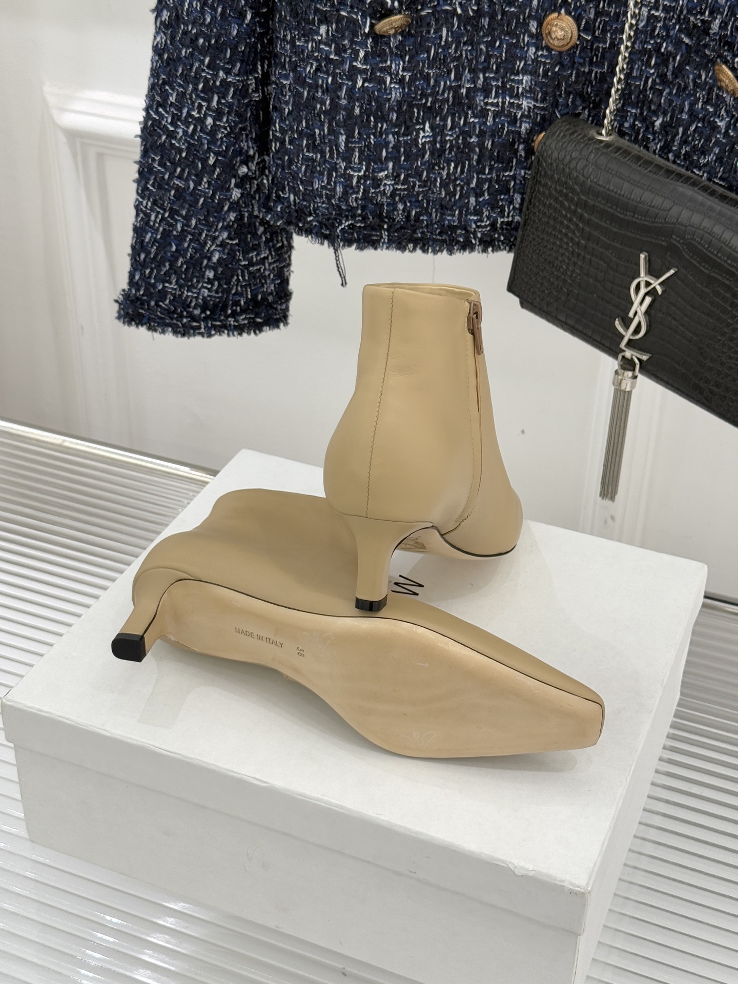 The Row25WF新品复古小方头侧拉链猫跟短靴以“少即是多”的设计哲学为骨将复古底蕴与现代优雅织入靴