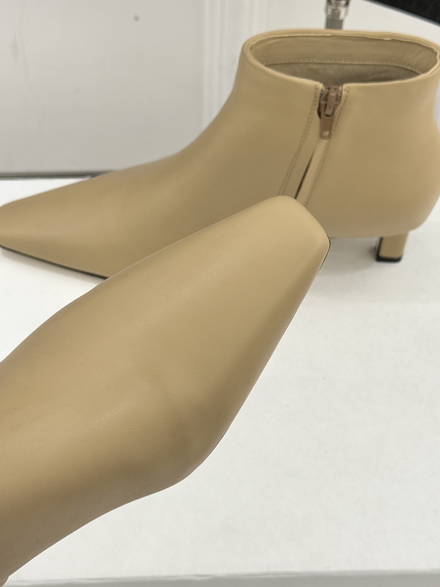 The Row25WF新品复古小方头侧拉链猫跟短靴以“少即是多”的设计哲学为骨将复古底蕴与现代优雅织入靴