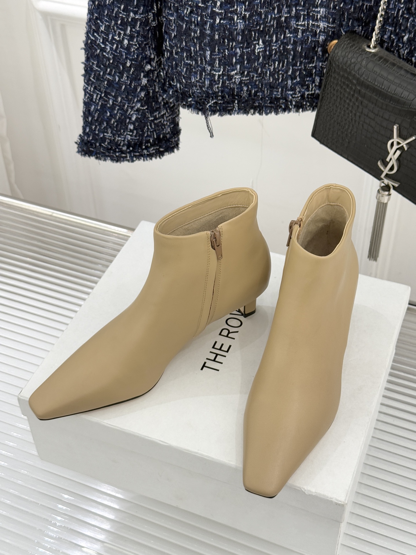 The Row25WF新品复古小方头侧拉链猫跟短靴以“少即是多”的设计哲学为骨将复古底蕴与现代优雅织入靴