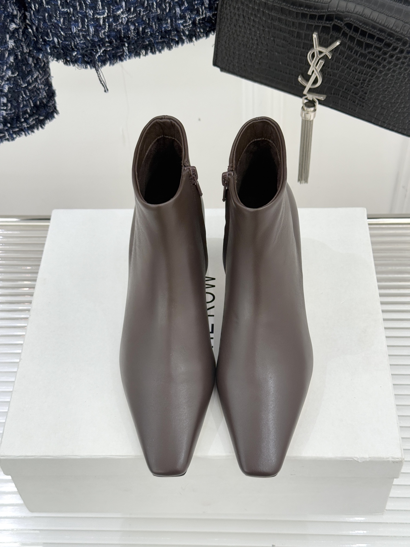 The Row25WF新品复古小方头侧拉链猫跟短靴以“少即是多”的设计哲学为骨将复古底蕴与现代优雅织入靴