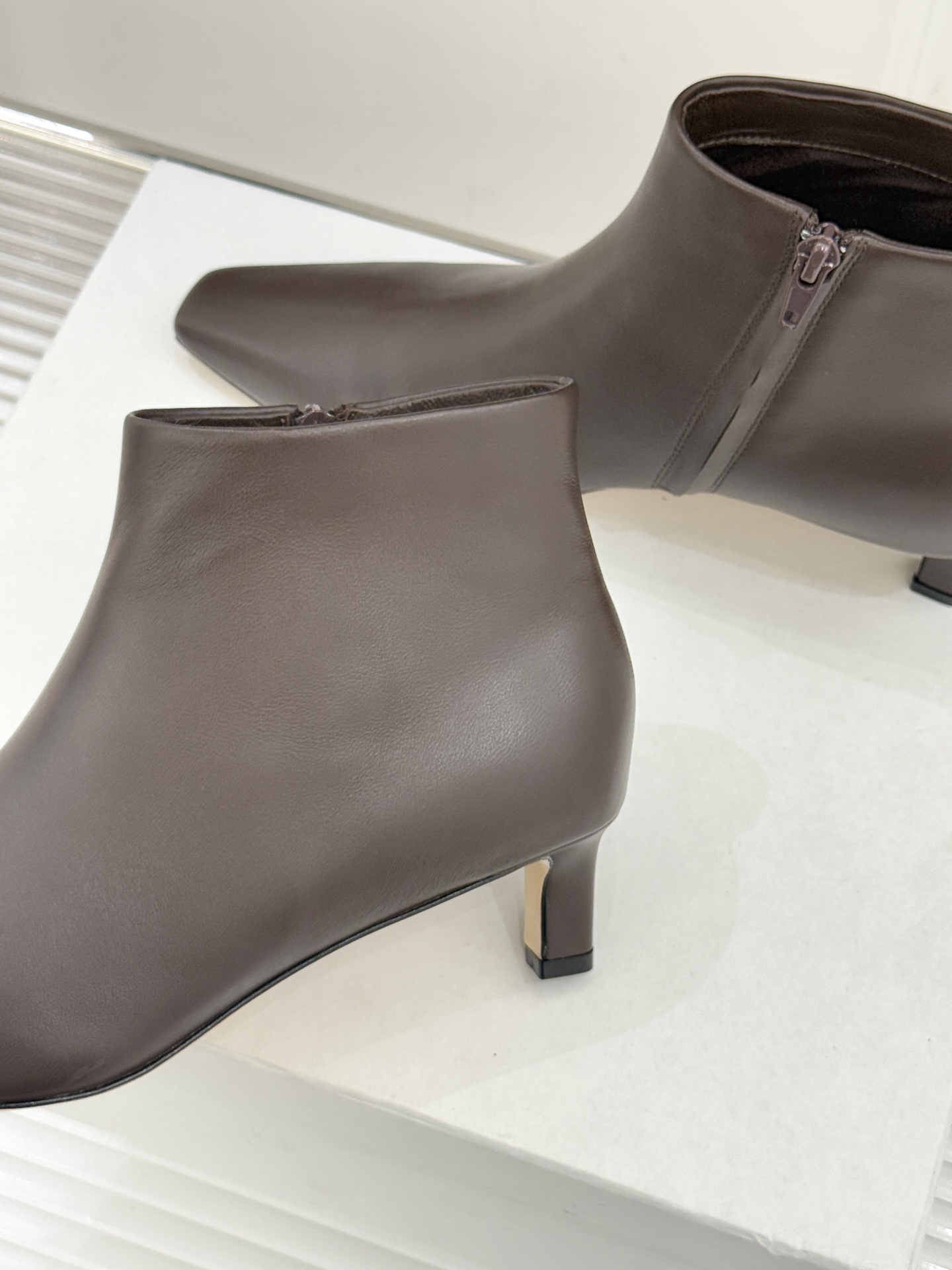 The Row25WF新品复古小方头侧拉链猫跟短靴以“少即是多”的设计哲学为骨将复古底蕴与现代优雅织入靴