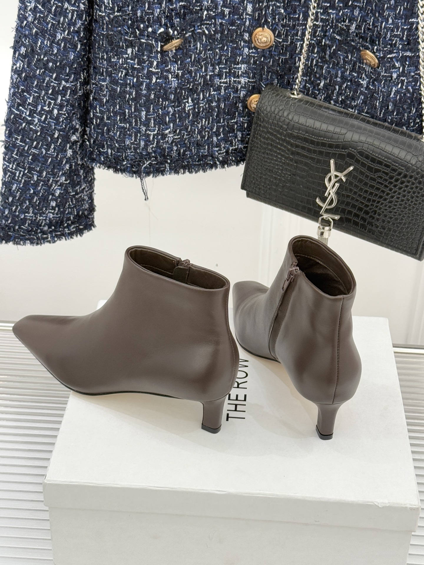 The Row25WF新品复古小方头侧拉链猫跟短靴以“少即是多”的设计哲学为骨将复古底蕴与现代优雅织入靴