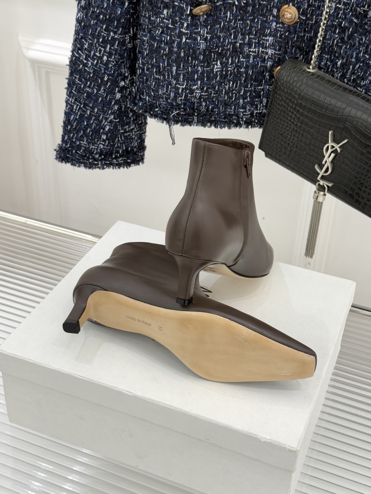 The Row25WF新品复古小方头侧拉链猫跟短靴以“少即是多”的设计哲学为骨将复古底蕴与现代优雅织入靴