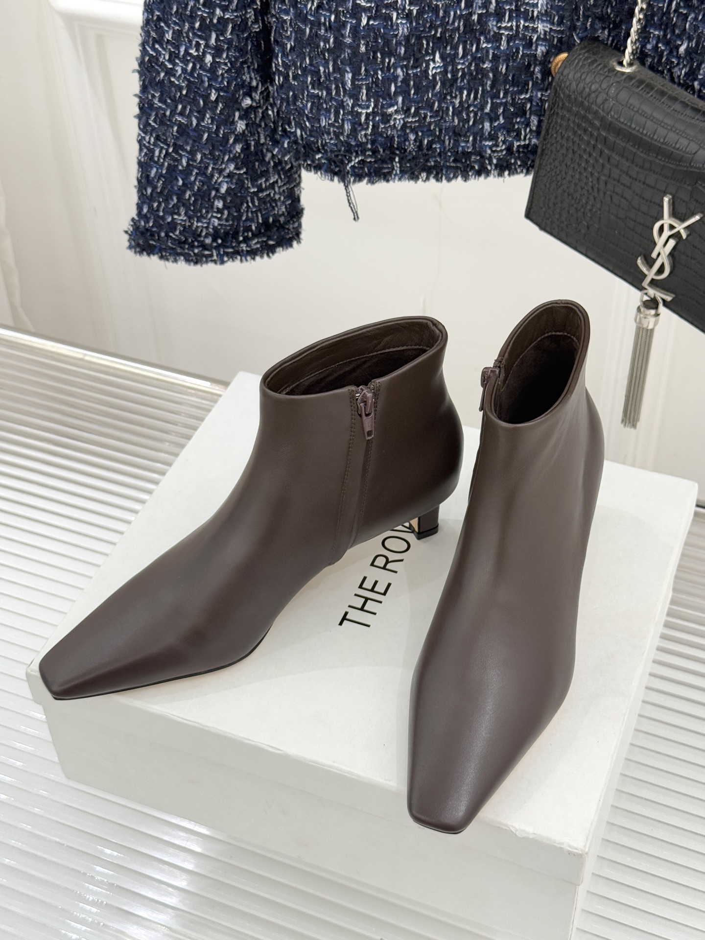 The Row25WF新品复古小方头侧拉链猫跟短靴以“少即是多”的设计哲学为骨将复古底蕴与现代优雅织入靴