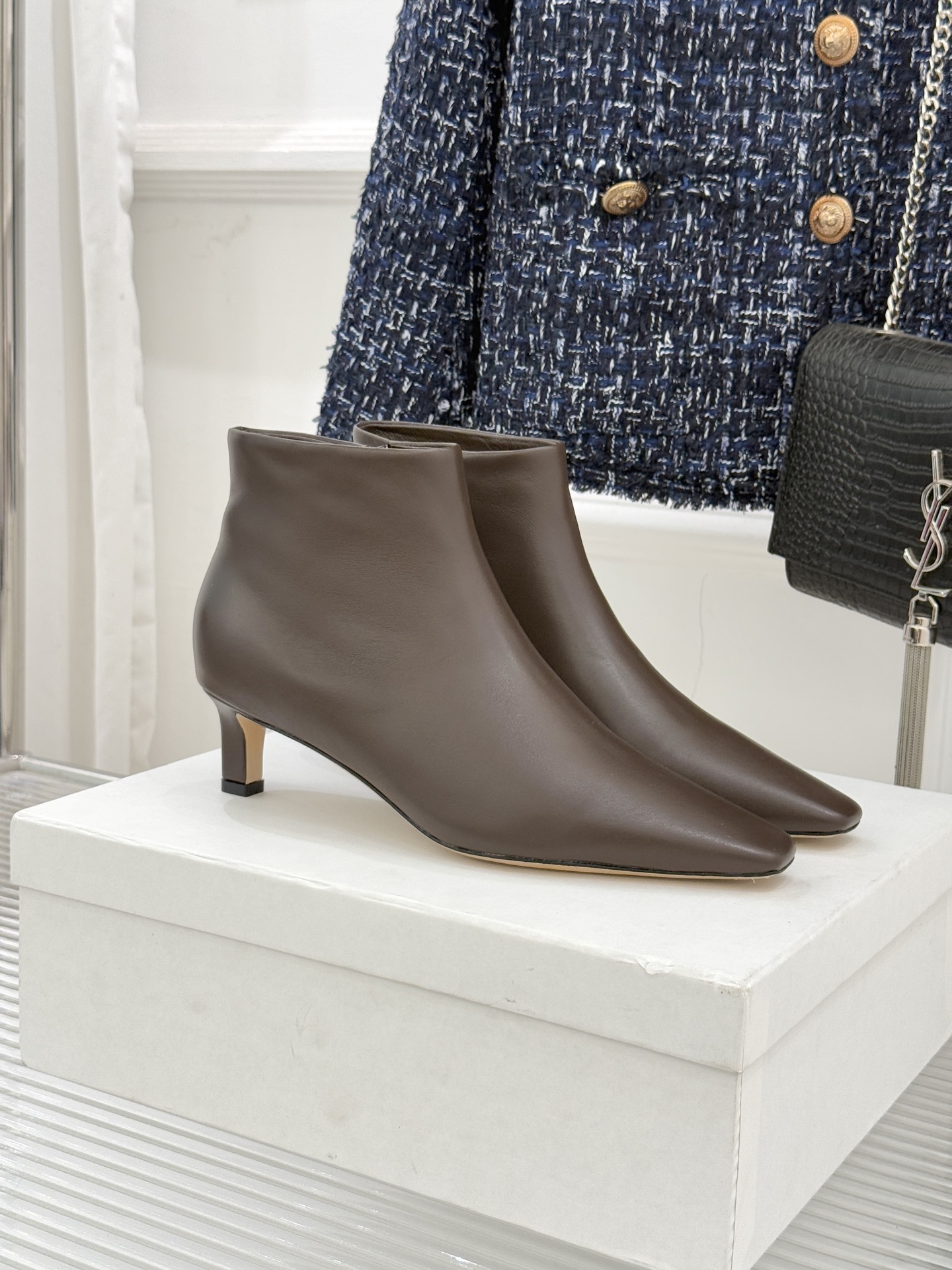 The Row25WF新品复古小方头侧拉链猫跟短靴以“少即是多”的设计哲学为骨将复古底蕴与现代优雅织入靴