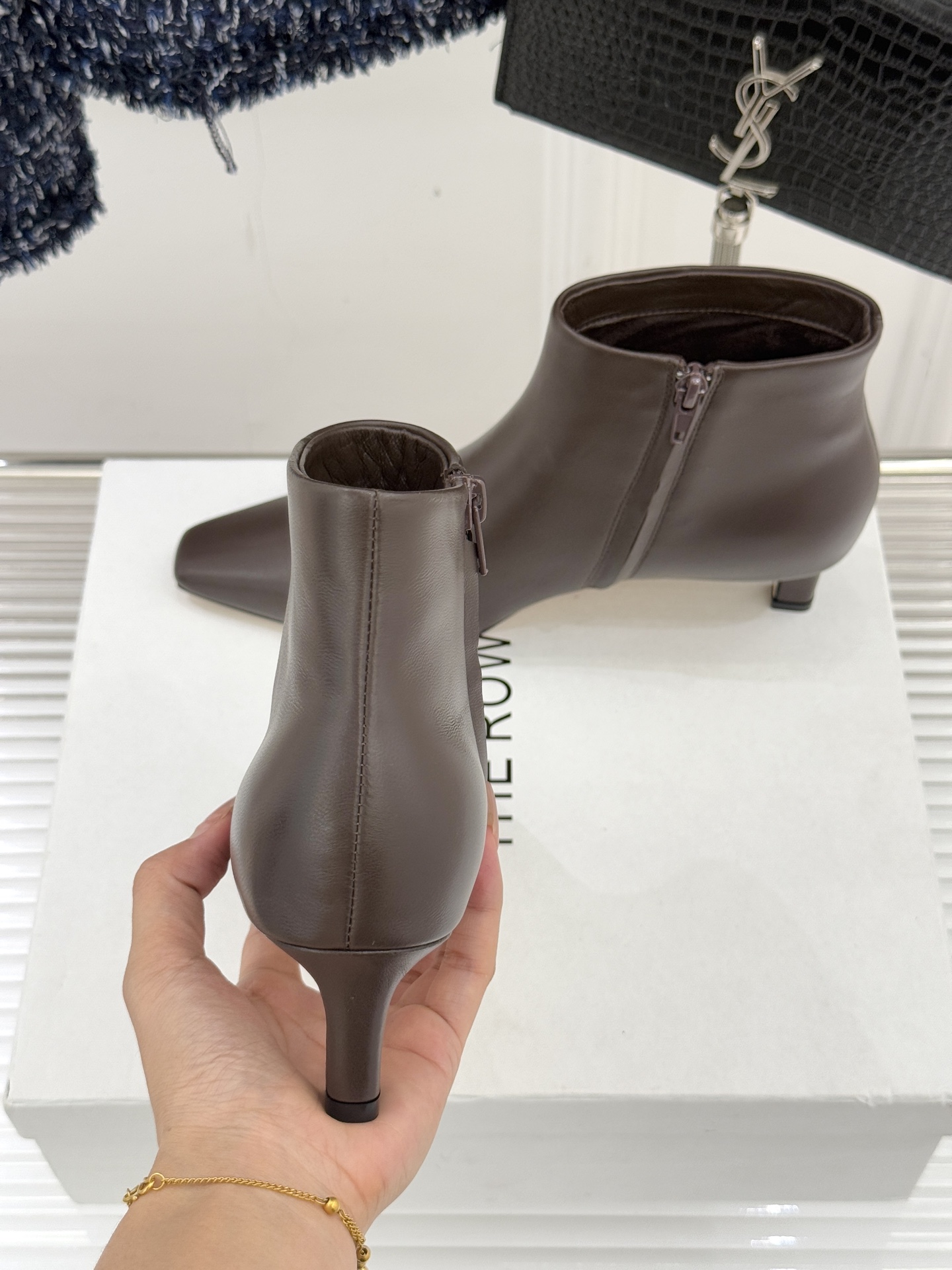 The Row25WF新品复古小方头侧拉链猫跟短靴以“少即是多”的设计哲学为骨将复古底蕴与现代优雅织入靴