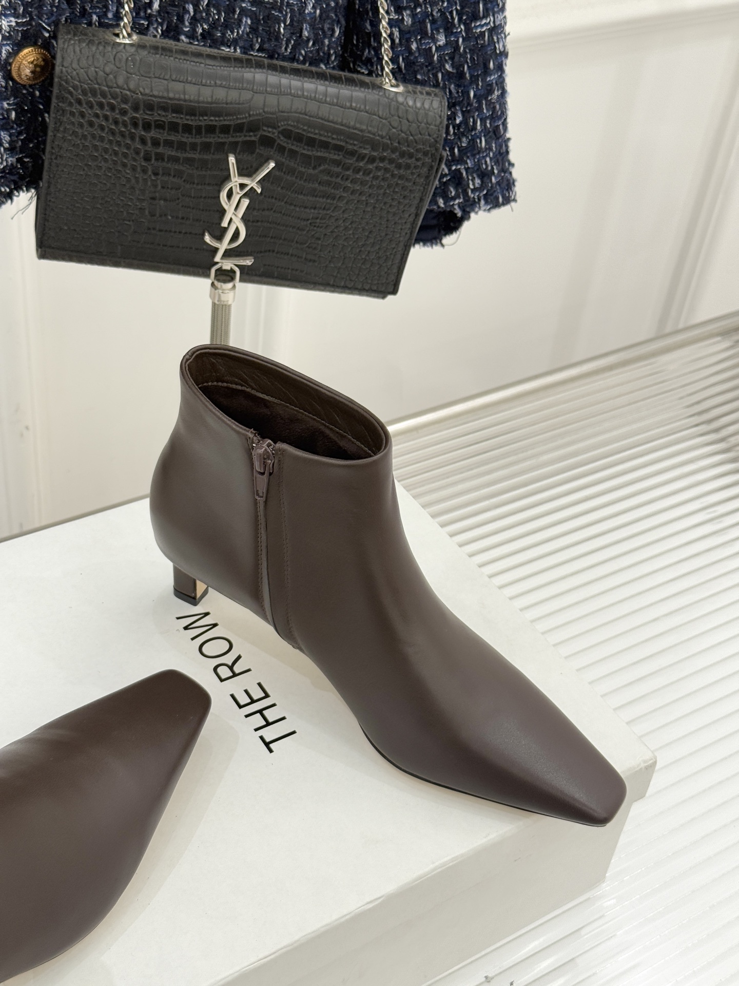 The Row25WF新品复古小方头侧拉链猫跟短靴以“少即是多”的设计哲学为骨将复古底蕴与现代优雅织入靴