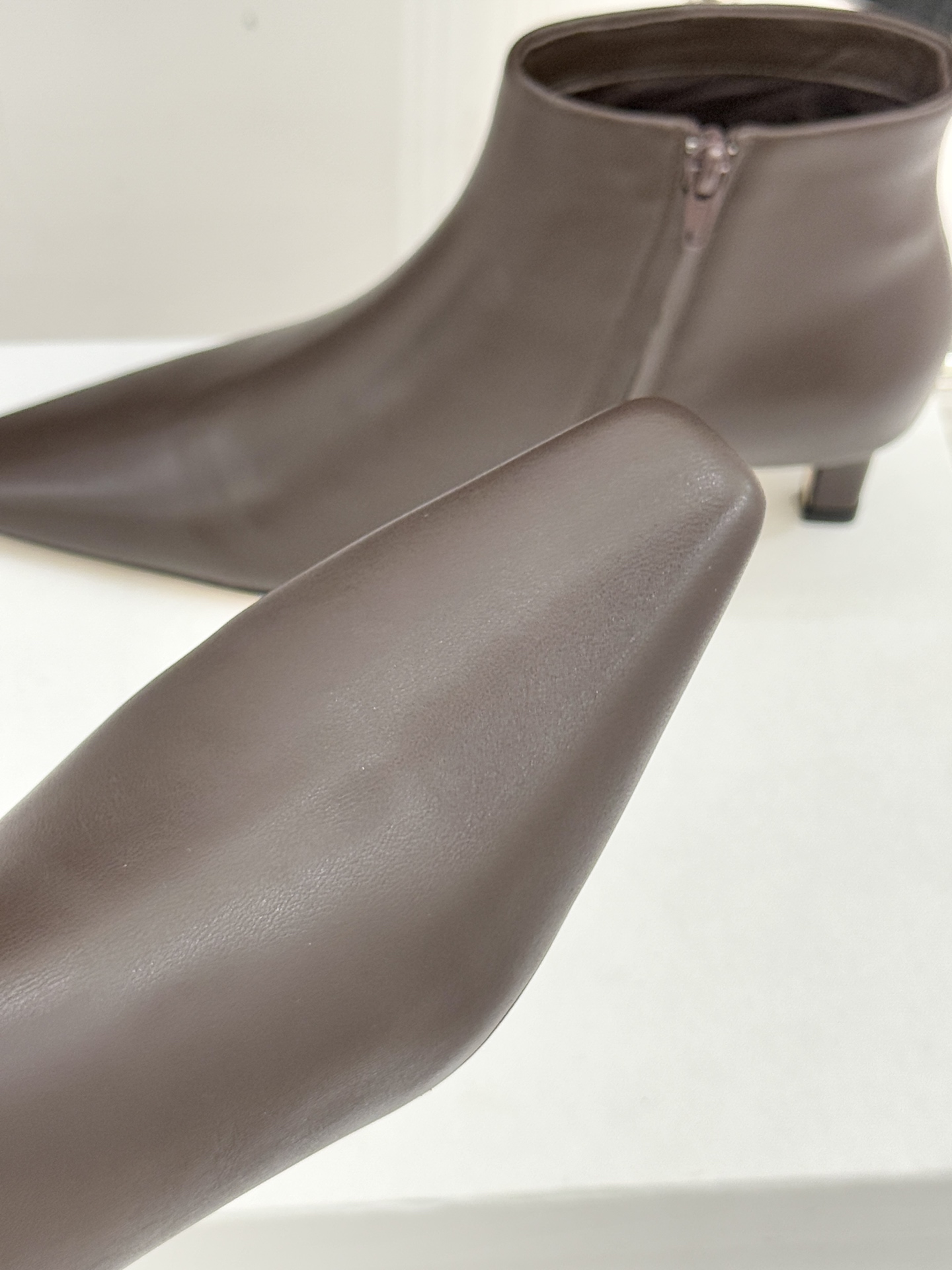 The Row25WF新品复古小方头侧拉链猫跟短靴以“少即是多”的设计哲学为骨将复古底蕴与现代优雅织入靴