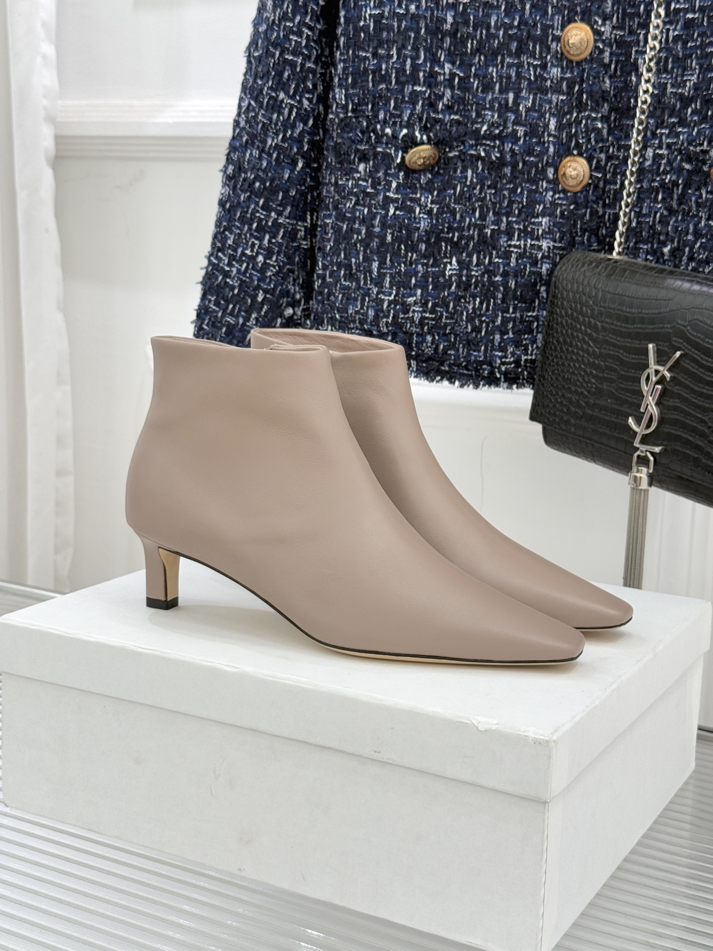 The Row25WF新品复古小方头侧拉链猫跟短靴以“少即是多”的设计哲学为骨将复古底蕴与现代优雅织入靴