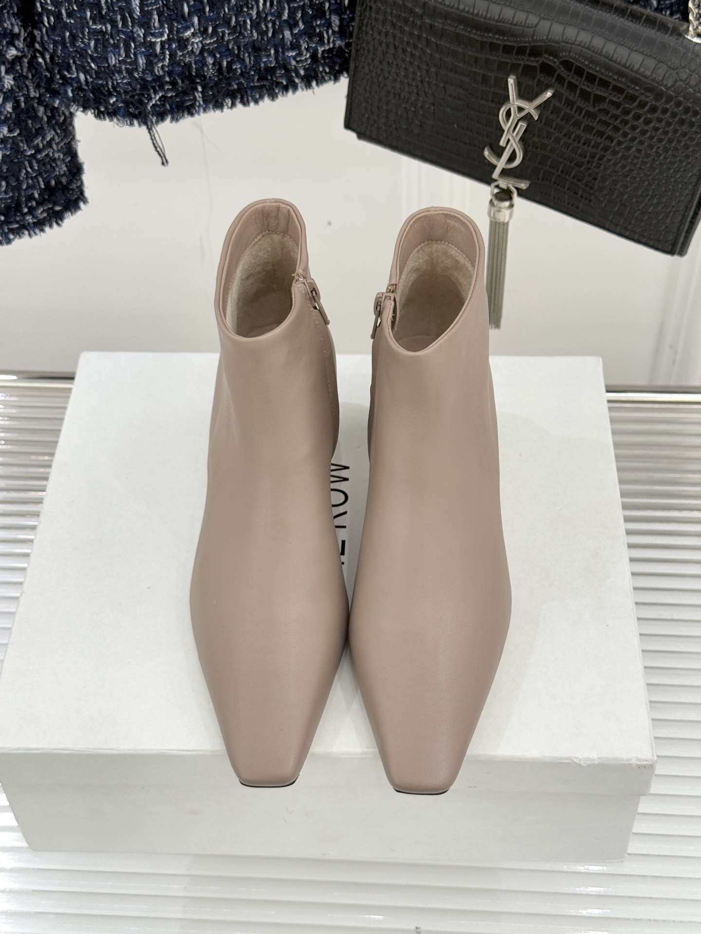 The Row25WF新品复古小方头侧拉链猫跟短靴以“少即是多”的设计哲学为骨将复古底蕴与现代优雅织入靴