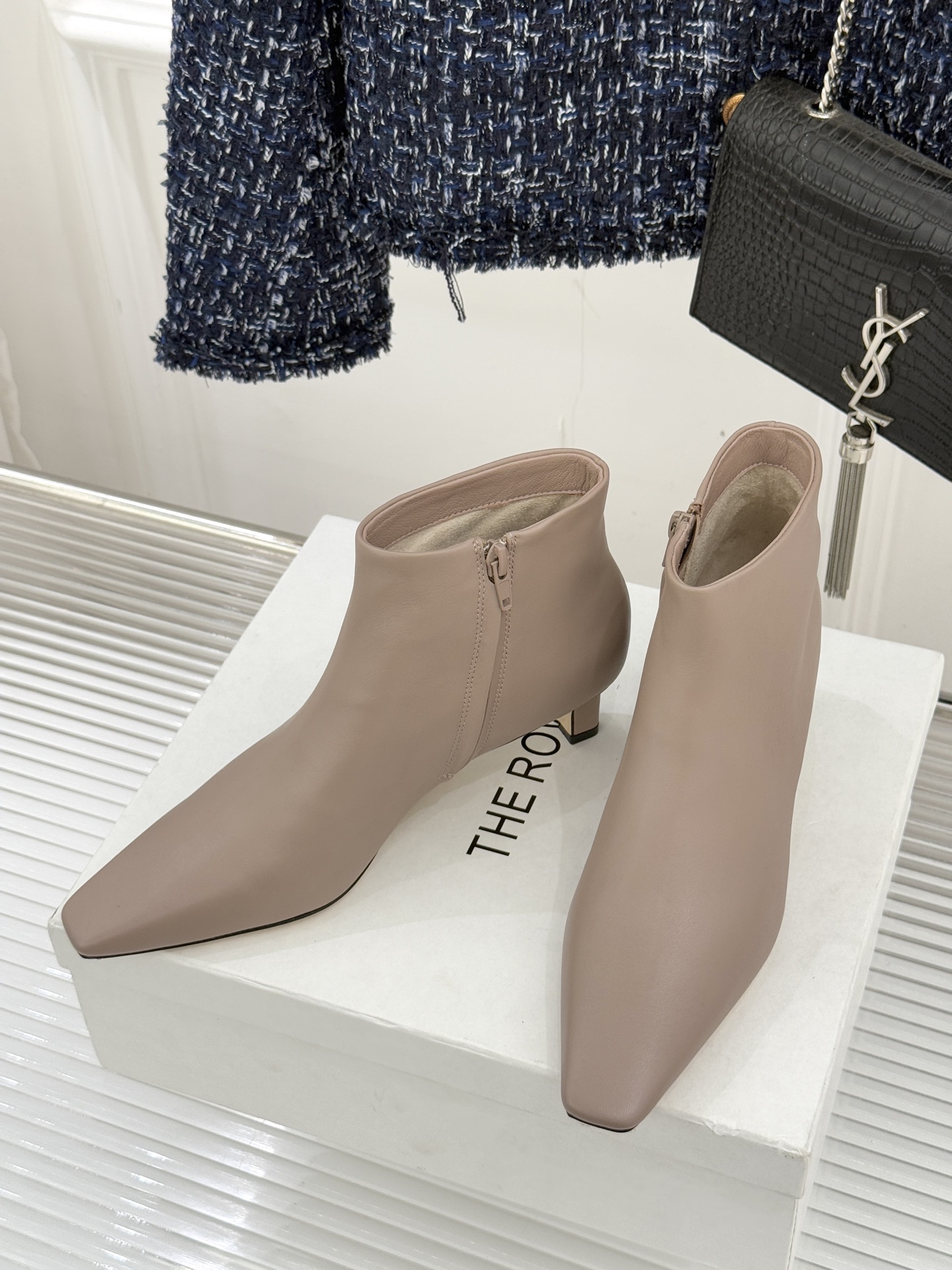 The Row25WF新品复古小方头侧拉链猫跟短靴以“少即是多”的设计哲学为骨将复古底蕴与现代优雅织入靴