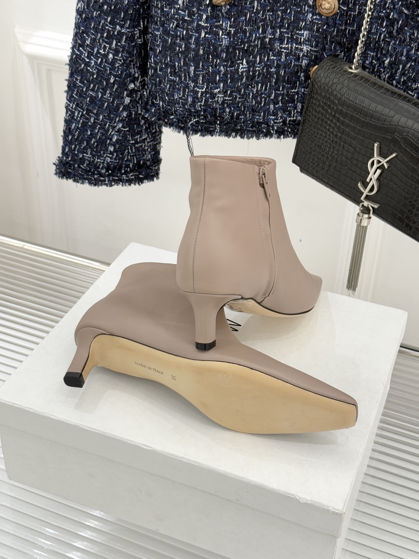 The Row25WF新品复古小方头侧拉链猫跟短靴以“少即是多”的设计哲学为骨将复古底蕴与现代优雅织入靴