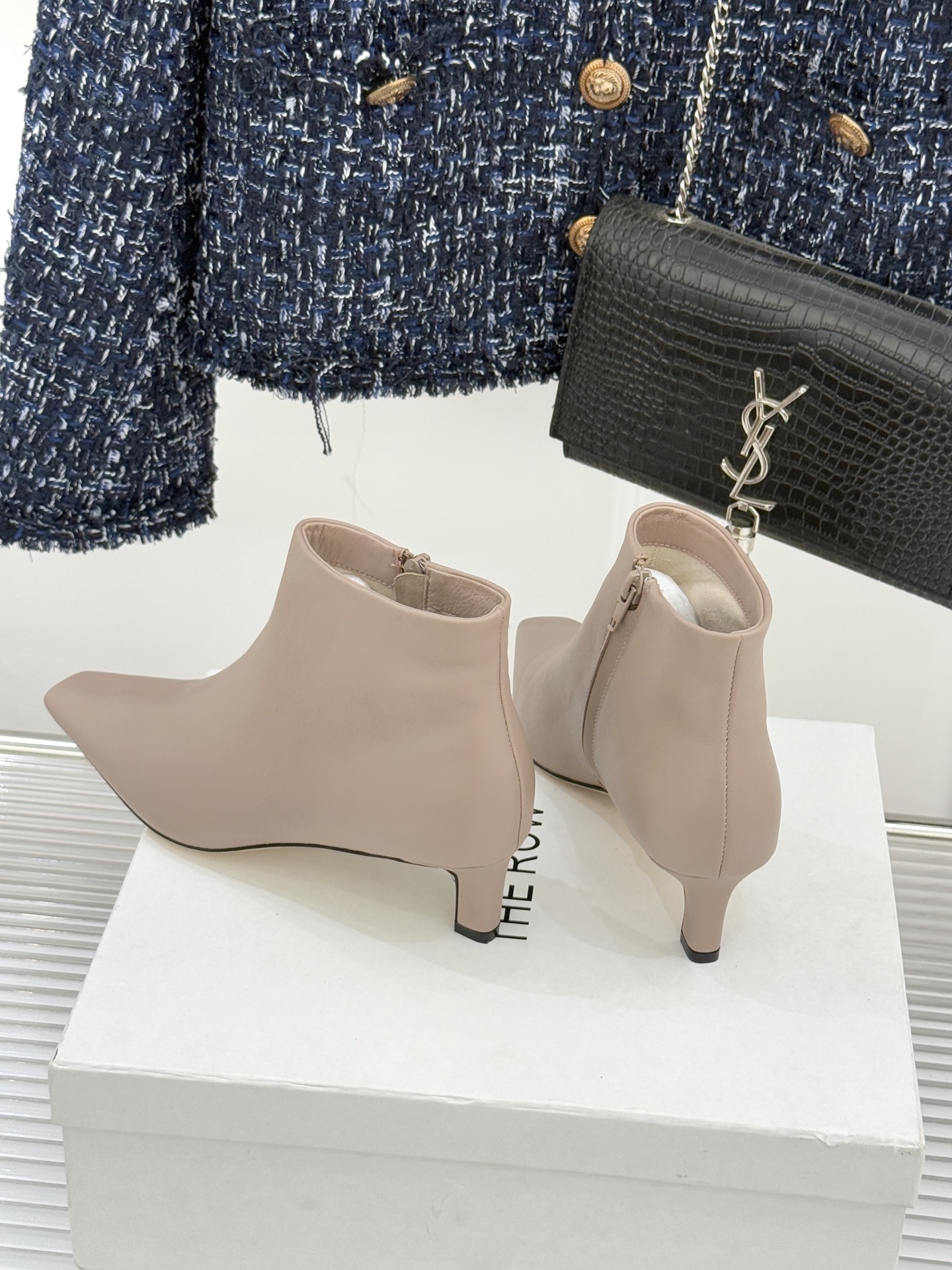 The Row25WF新品复古小方头侧拉链猫跟短靴以“少即是多”的设计哲学为骨将复古底蕴与现代优雅织入靴