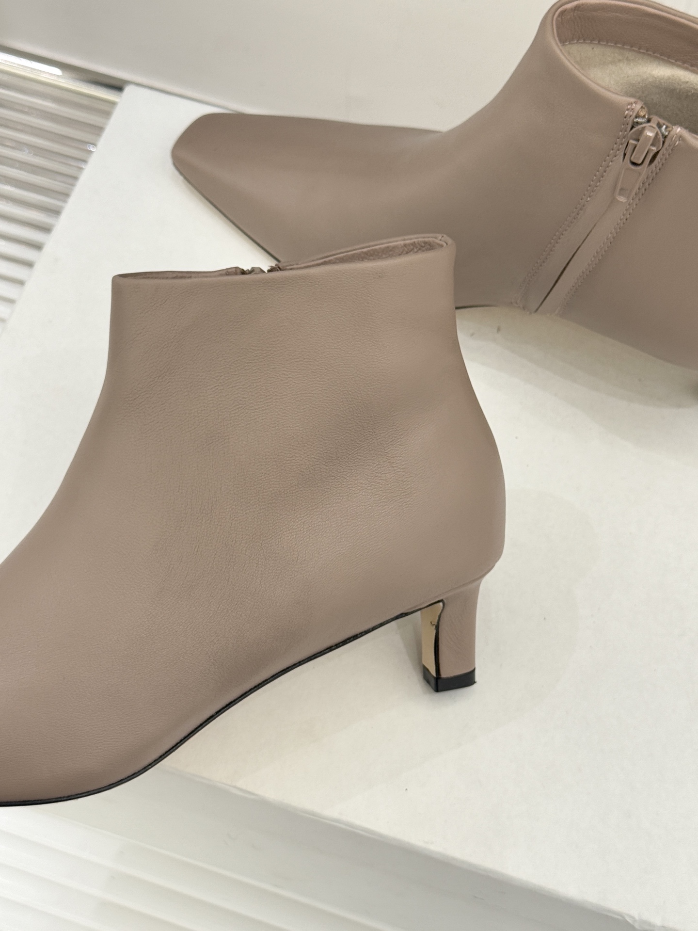 The Row25WF新品复古小方头侧拉链猫跟短靴以“少即是多”的设计哲学为骨将复古底蕴与现代优雅织入靴