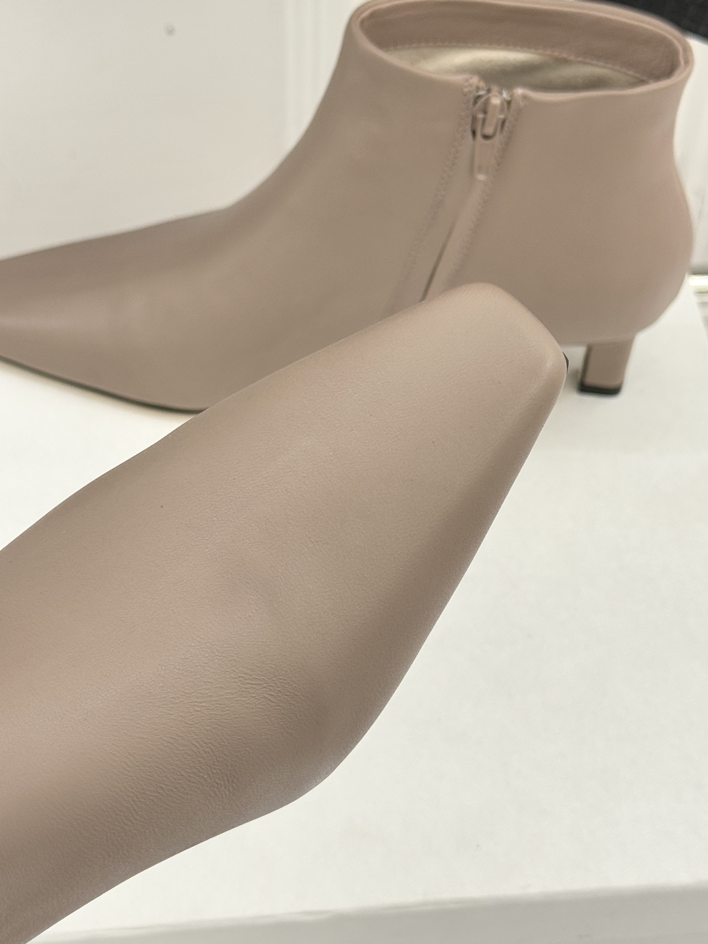 The Row25WF新品复古小方头侧拉链猫跟短靴以“少即是多”的设计哲学为骨将复古底蕴与现代优雅织入靴