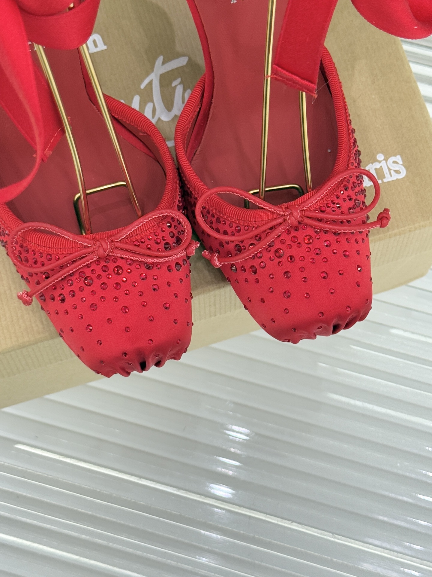 ChristinLouboutin/CL25WF新品水钻猪鼻子蝴蝶结高跟凉鞋在时尚的舞台上CL始终是璀璨