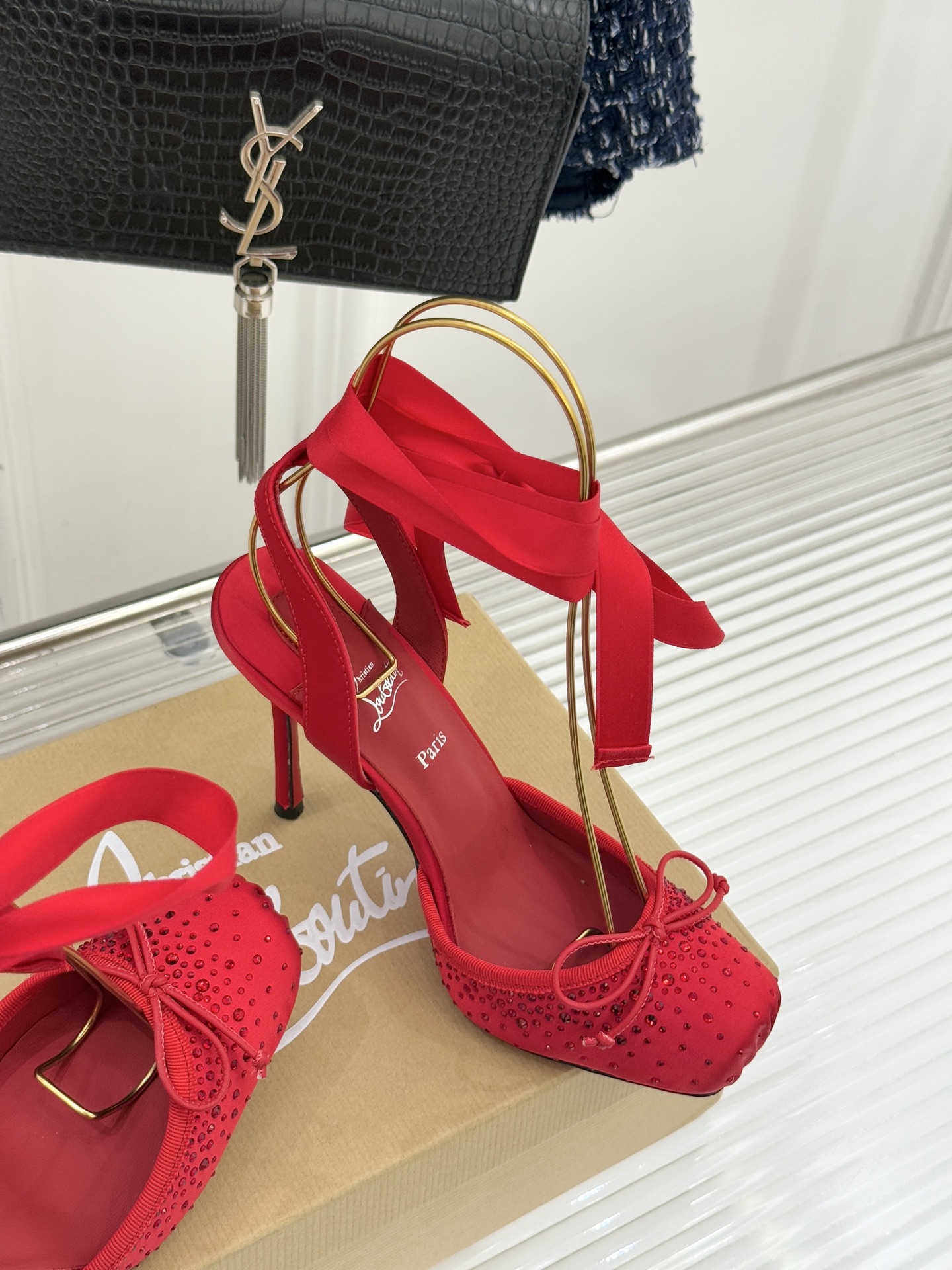 ChristinLouboutin/CL25WF新品水钻猪鼻子蝴蝶结高跟凉鞋在时尚的舞台上CL始终是璀璨