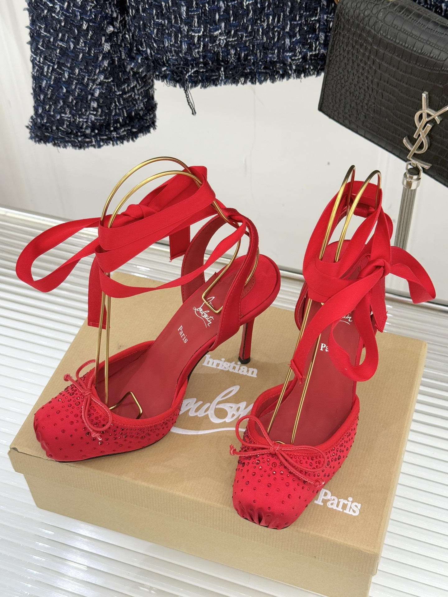 ChristinLouboutin/CL25WF新品水钻猪鼻子蝴蝶结高跟凉鞋在时尚的舞台上CL始终是璀璨