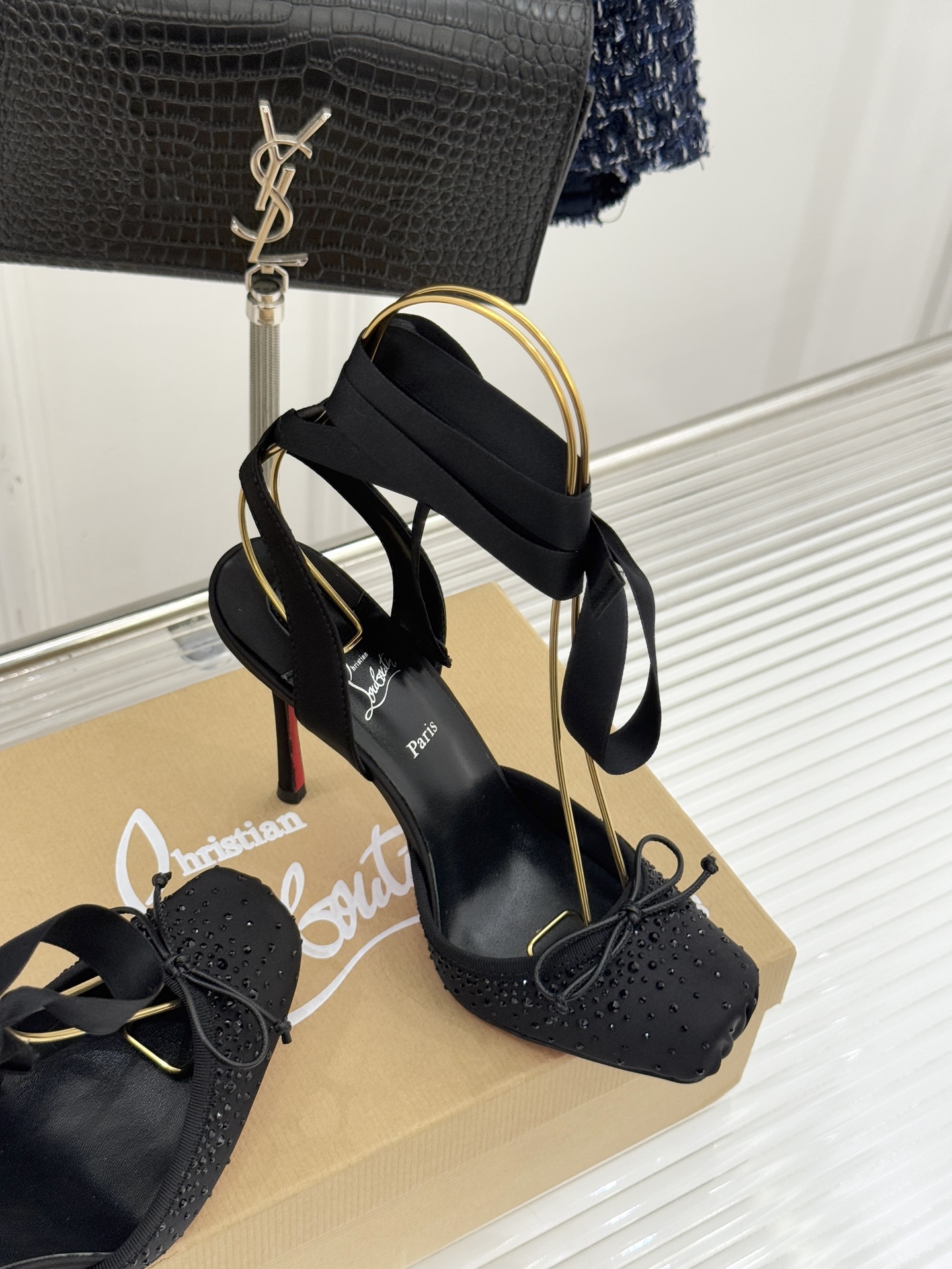 ChristinLouboutin/CL25WF新品水钻猪鼻子蝴蝶结高跟凉鞋在时尚的舞台上CL始终是璀璨