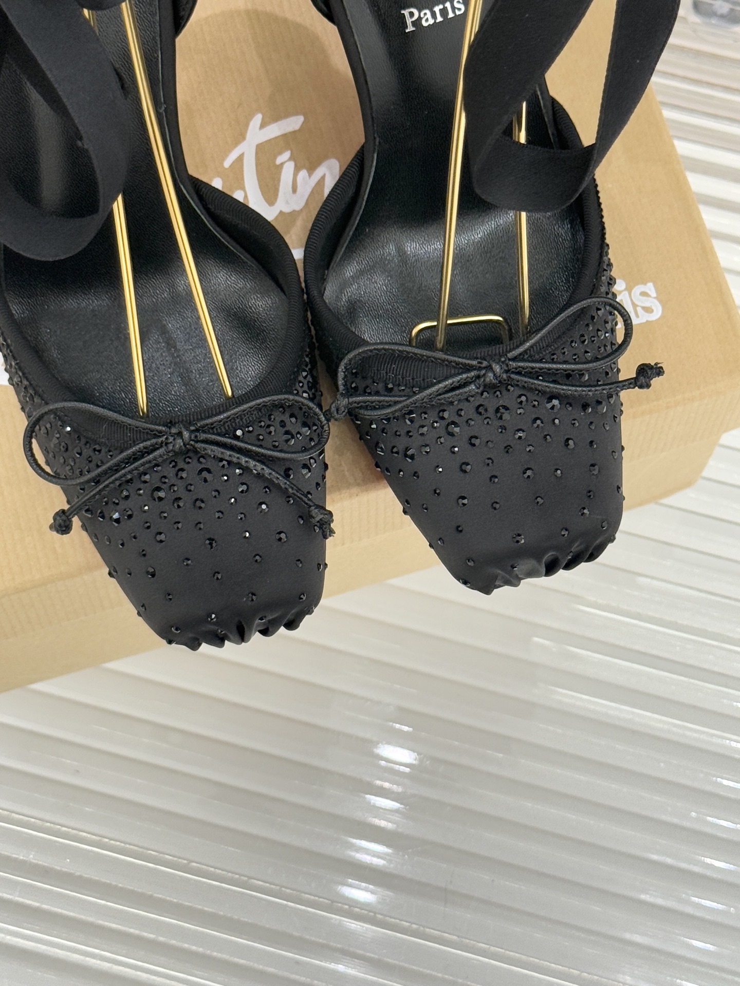 ChristinLouboutin/CL25WF新品水钻猪鼻子蝴蝶结高跟凉鞋在时尚的舞台上CL始终是璀璨