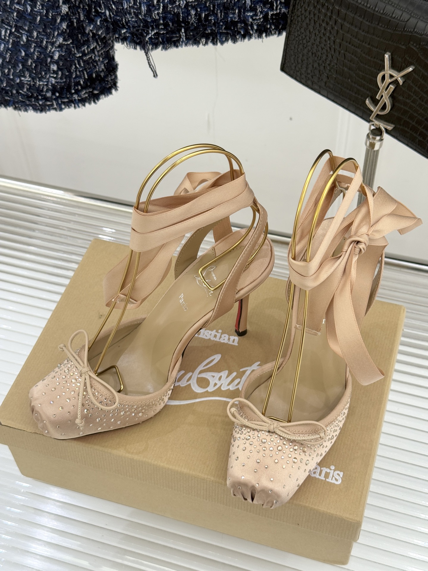 ChristinLouboutin/CL25WF新品水钻猪鼻子蝴蝶结高跟凉鞋在时尚的舞台上CL始终是璀璨