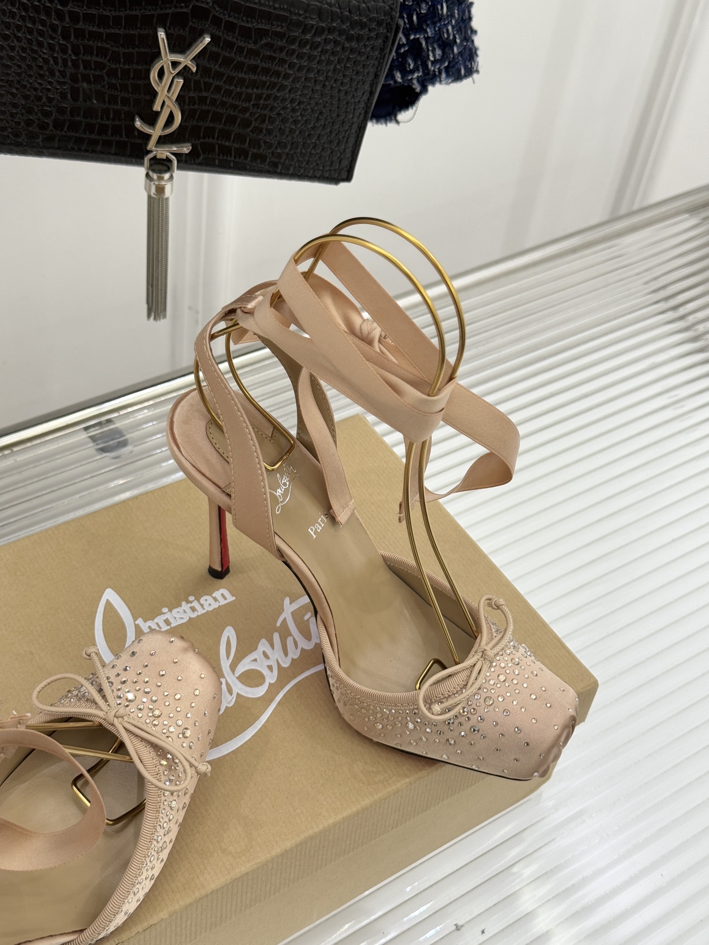 ChristinLouboutin/CL25WF新品水钻猪鼻子蝴蝶结高跟凉鞋在时尚的舞台上CL始终是璀璨