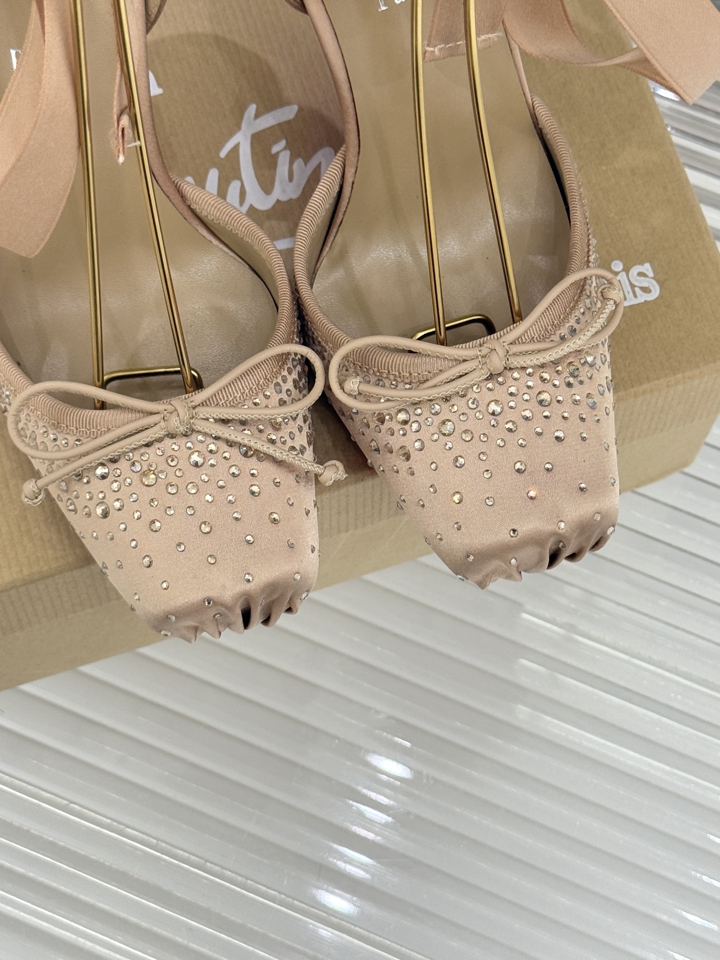 ChristinLouboutin/CL25WF新品水钻猪鼻子蝴蝶结高跟凉鞋在时尚的舞台上CL始终是璀璨