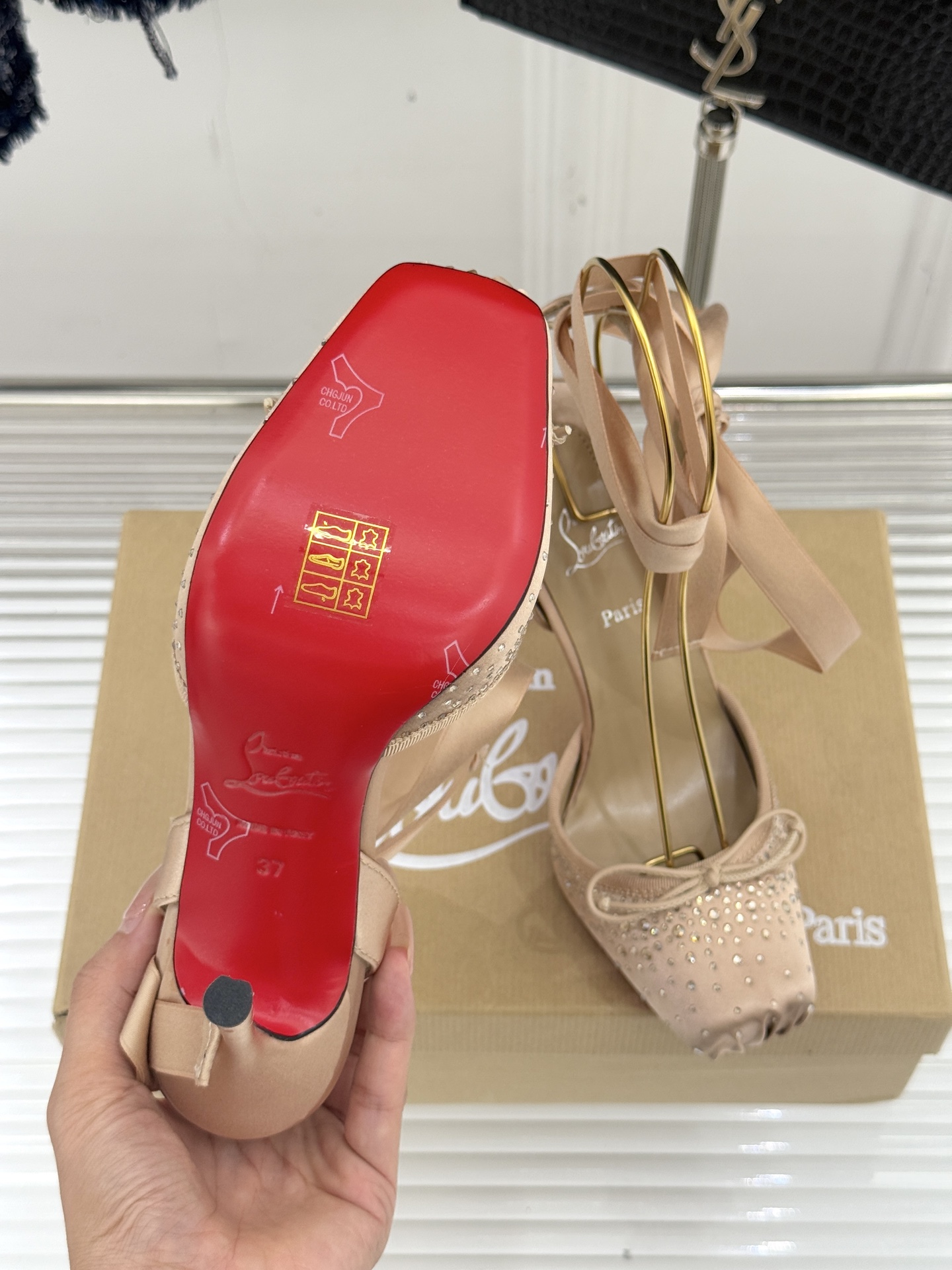 ChristinLouboutin/CL25WF新品水钻猪鼻子蝴蝶结高跟凉鞋在时尚的舞台上CL始终是璀璨