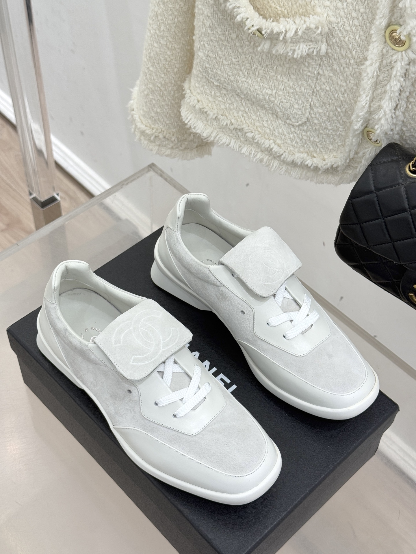 Chane* Vintage经典中古双C翻盖运动鞋当翻盖设计解锁复古巧思双C标志沉淀品牌传奇这双鞋便成了