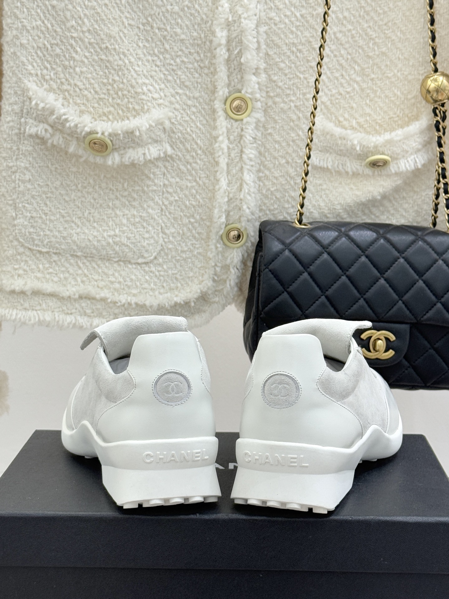 Chane* Vintage经典中古双C翻盖运动鞋当翻盖设计解锁复古巧思双C标志沉淀品牌传奇这双鞋便成了