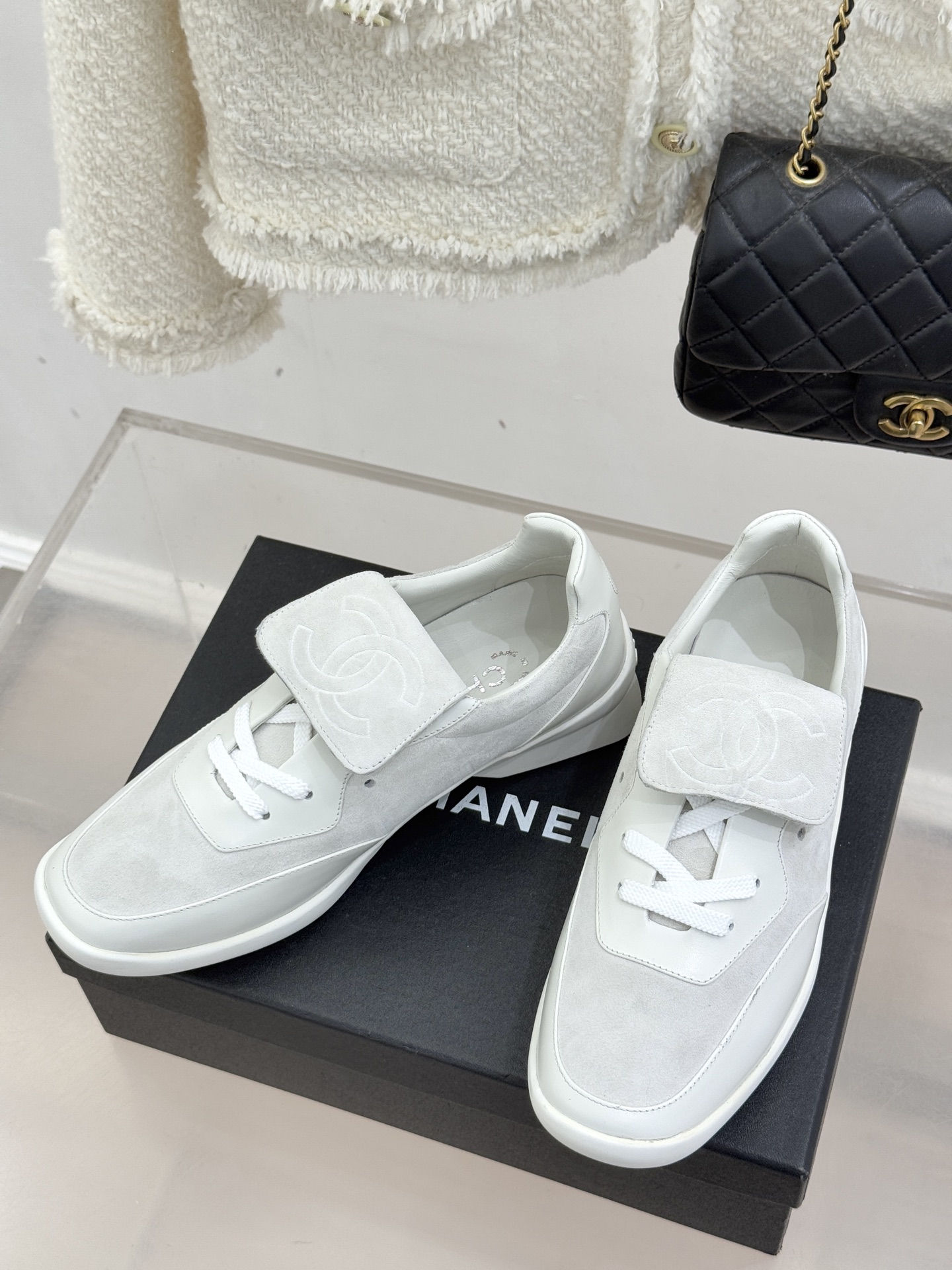 Chane* Vintage经典中古双C翻盖运动鞋当翻盖设计解锁复古巧思双C标志沉淀品牌传奇这双鞋便成了