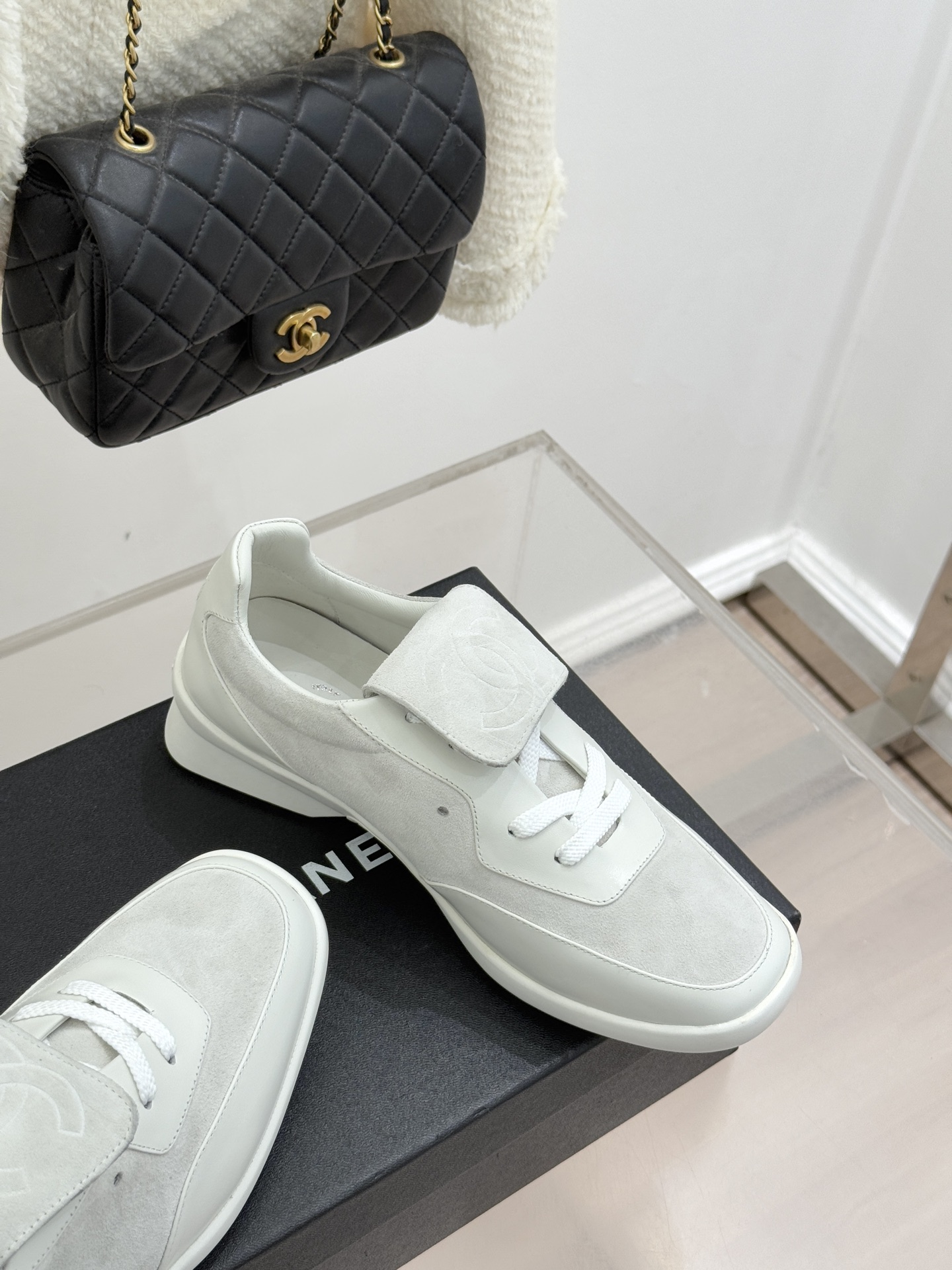 Chane* Vintage经典中古双C翻盖运动鞋当翻盖设计解锁复古巧思双C标志沉淀品牌传奇这双鞋便成了