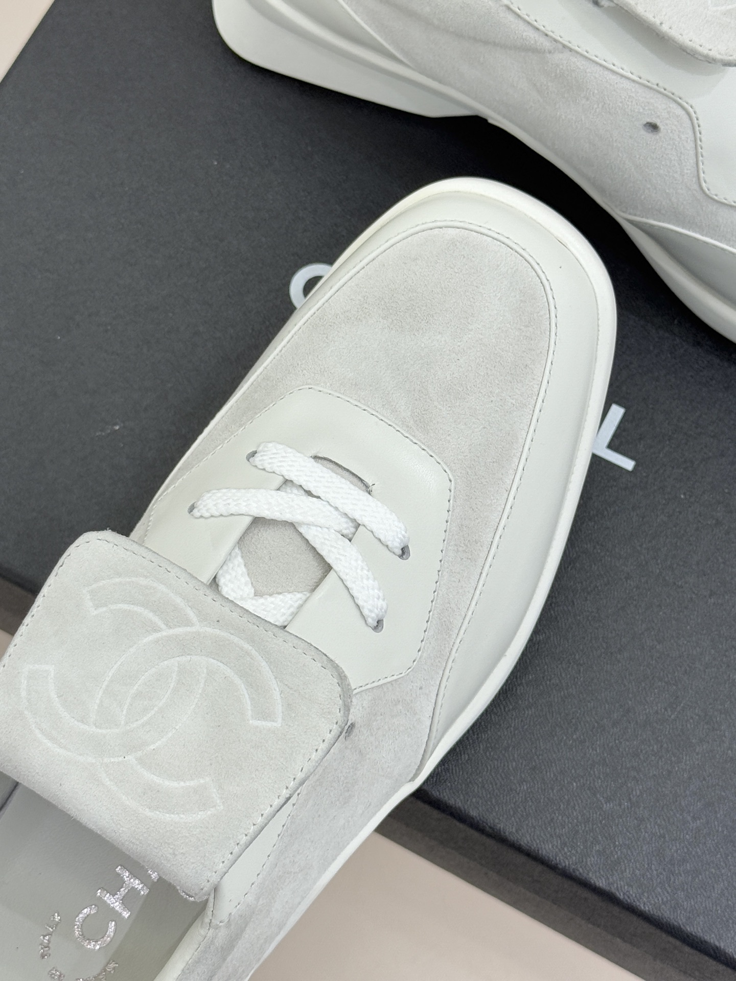 Chane* Vintage经典中古双C翻盖运动鞋当翻盖设计解锁复古巧思双C标志沉淀品牌传奇这双鞋便成了