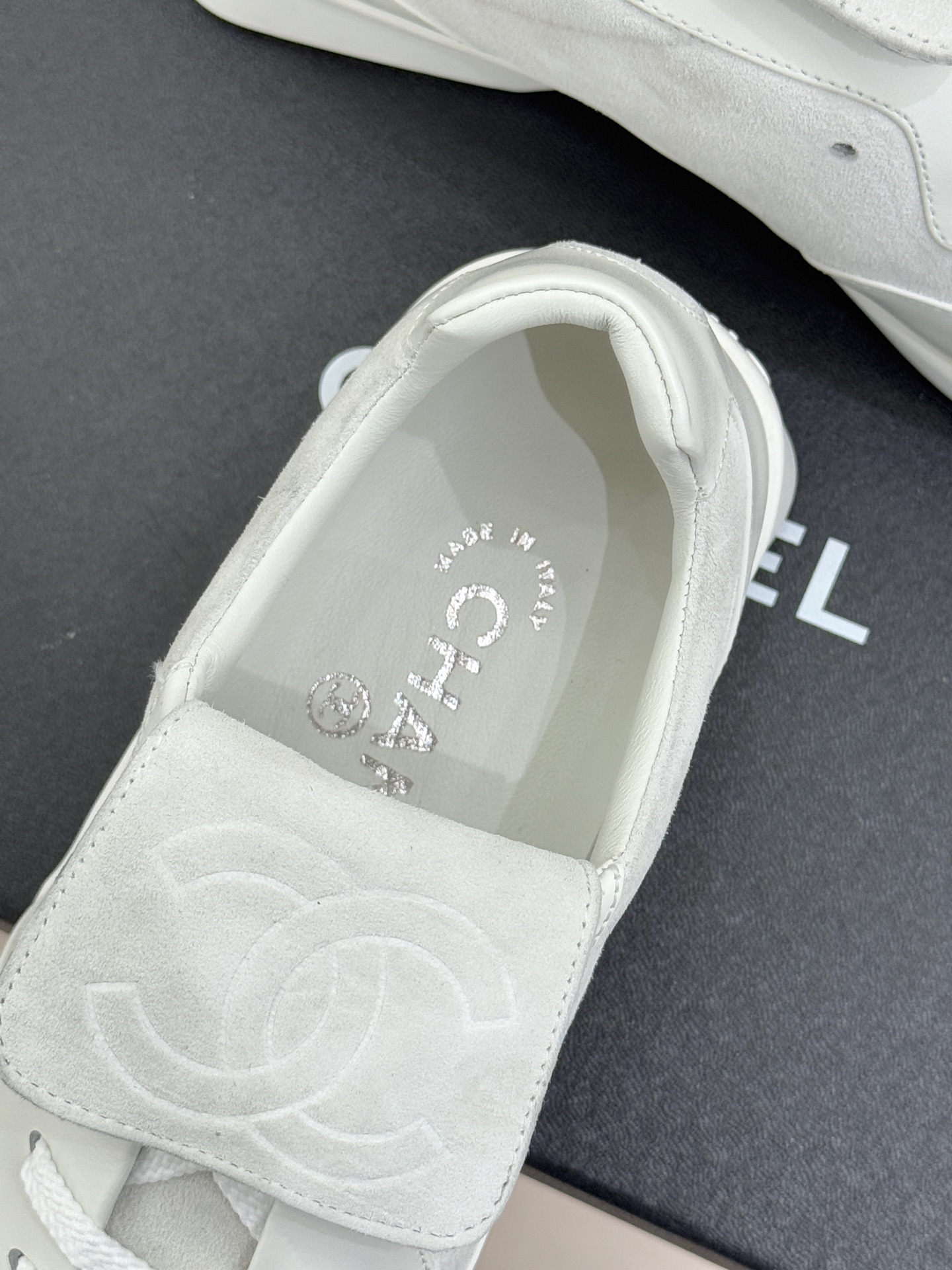 Chane* Vintage经典中古双C翻盖运动鞋当翻盖设计解锁复古巧思双C标志沉淀品牌传奇这双鞋便成了