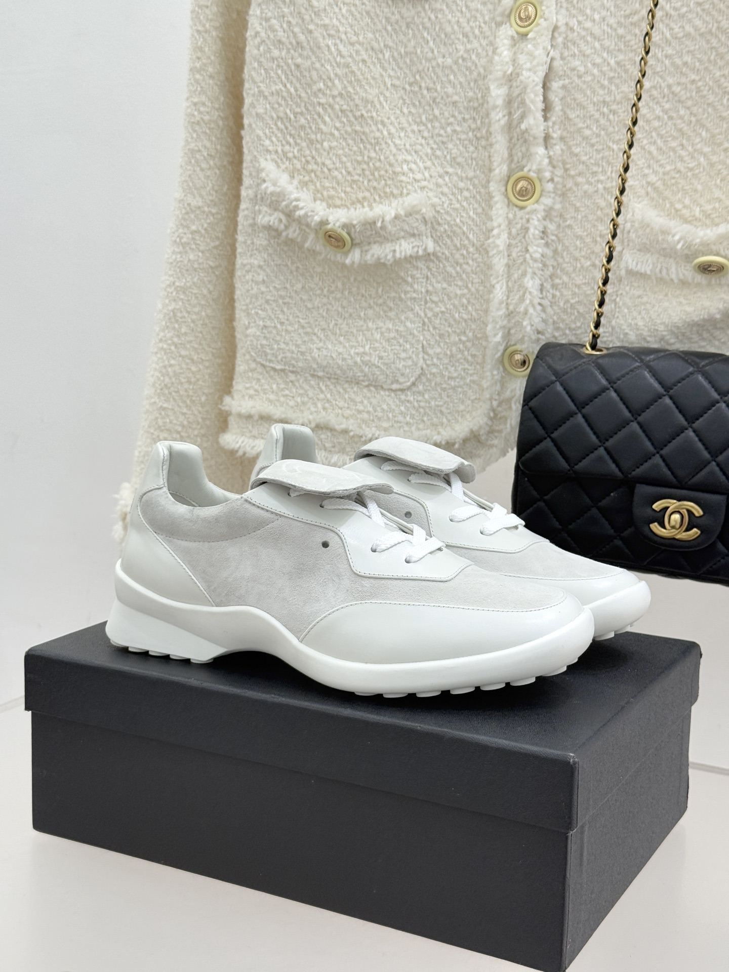 Chane* Vintage经典中古双C翻盖运动鞋当翻盖设计解锁复古巧思双C标志沉淀品牌传奇这双鞋便成了