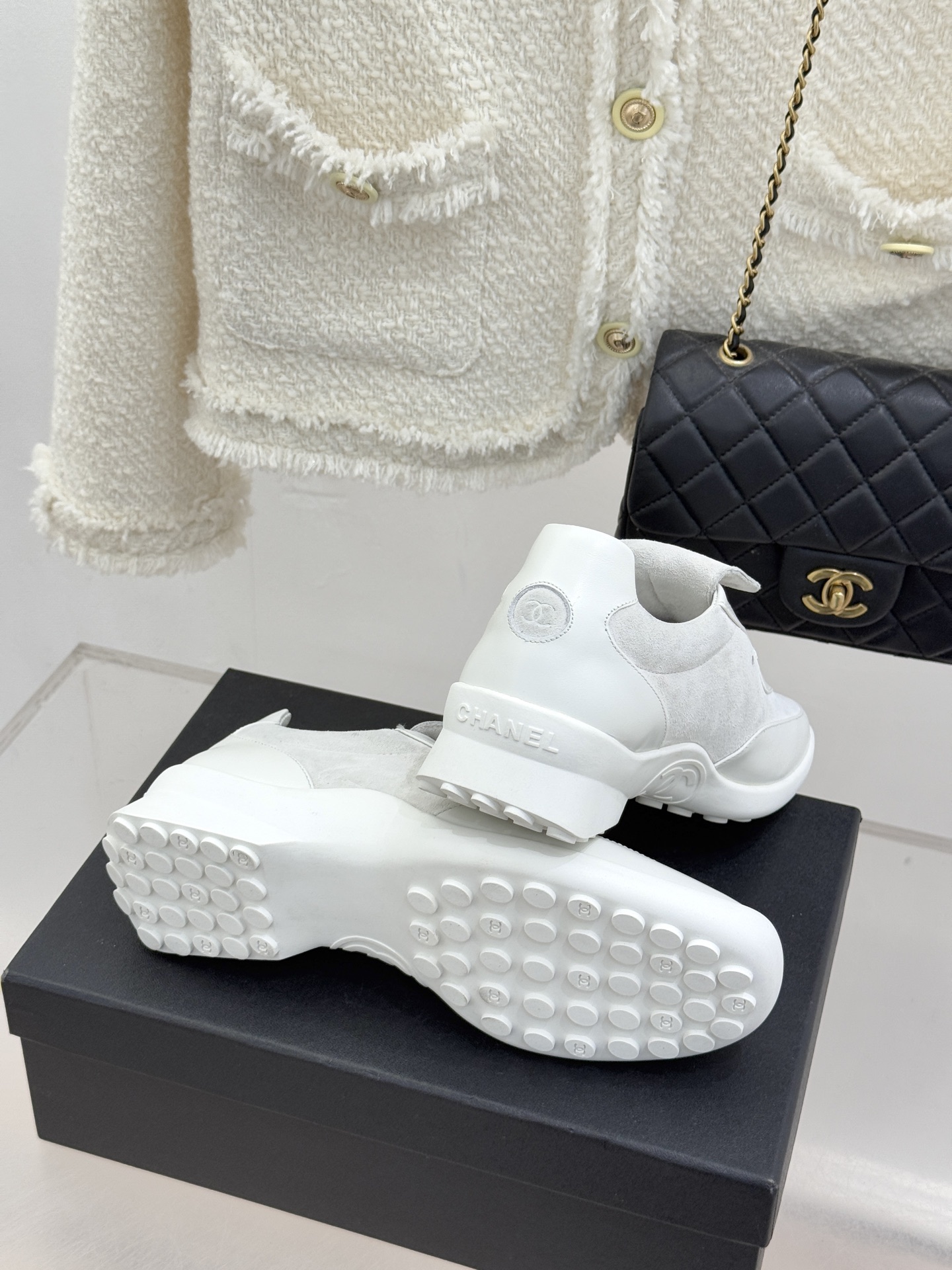 Chane* Vintage经典中古双C翻盖运动鞋当翻盖设计解锁复古巧思双C标志沉淀品牌传奇这双鞋便成了