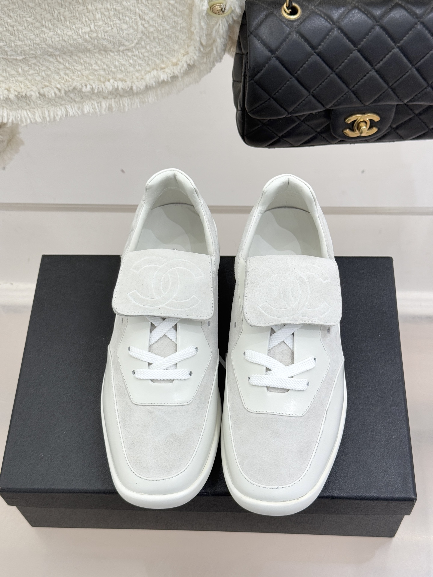 Chane* Vintage经典中古双C翻盖运动鞋当翻盖设计解锁复古巧思双C标志沉淀品牌传奇这双鞋便成了